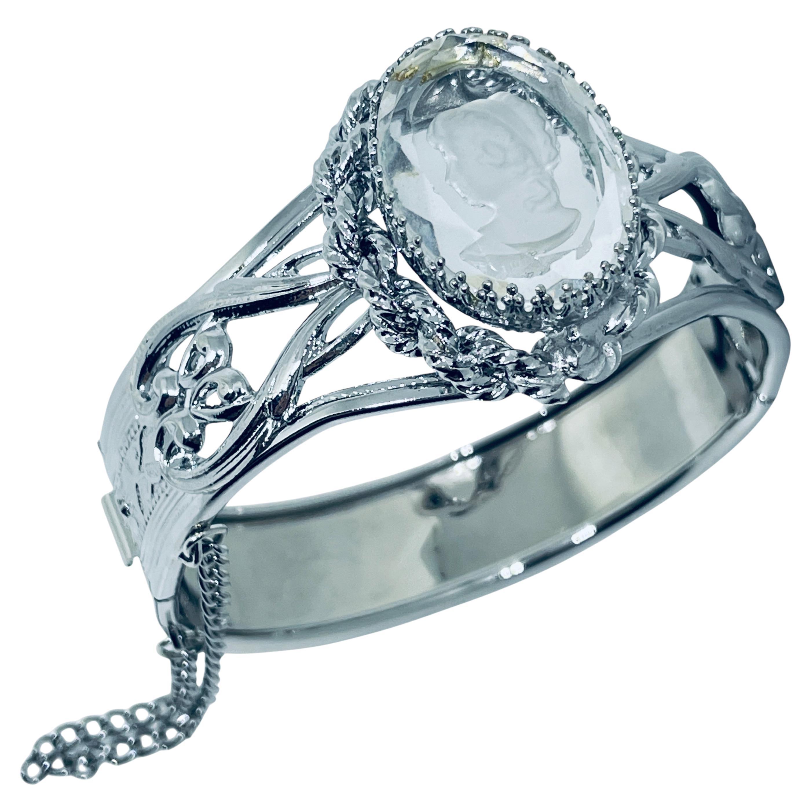 Pulsera vintage de diseño con camafeo de cristal tallado en tono plateado