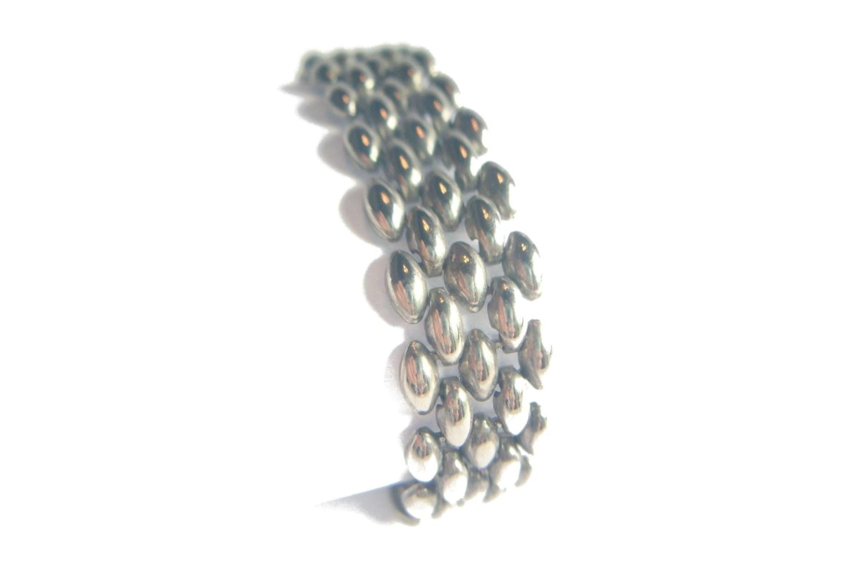 Silberfarbenes Kettenarmband - unsigniert - circa 1980er Jahre.

Ausgezeichneter Vintage-Zustand - leichte Oberflächenkratzer durch Alter und Gebrauch - kein Verlust - keine Beschädigung - keine Reparaturen.

Größe - 7