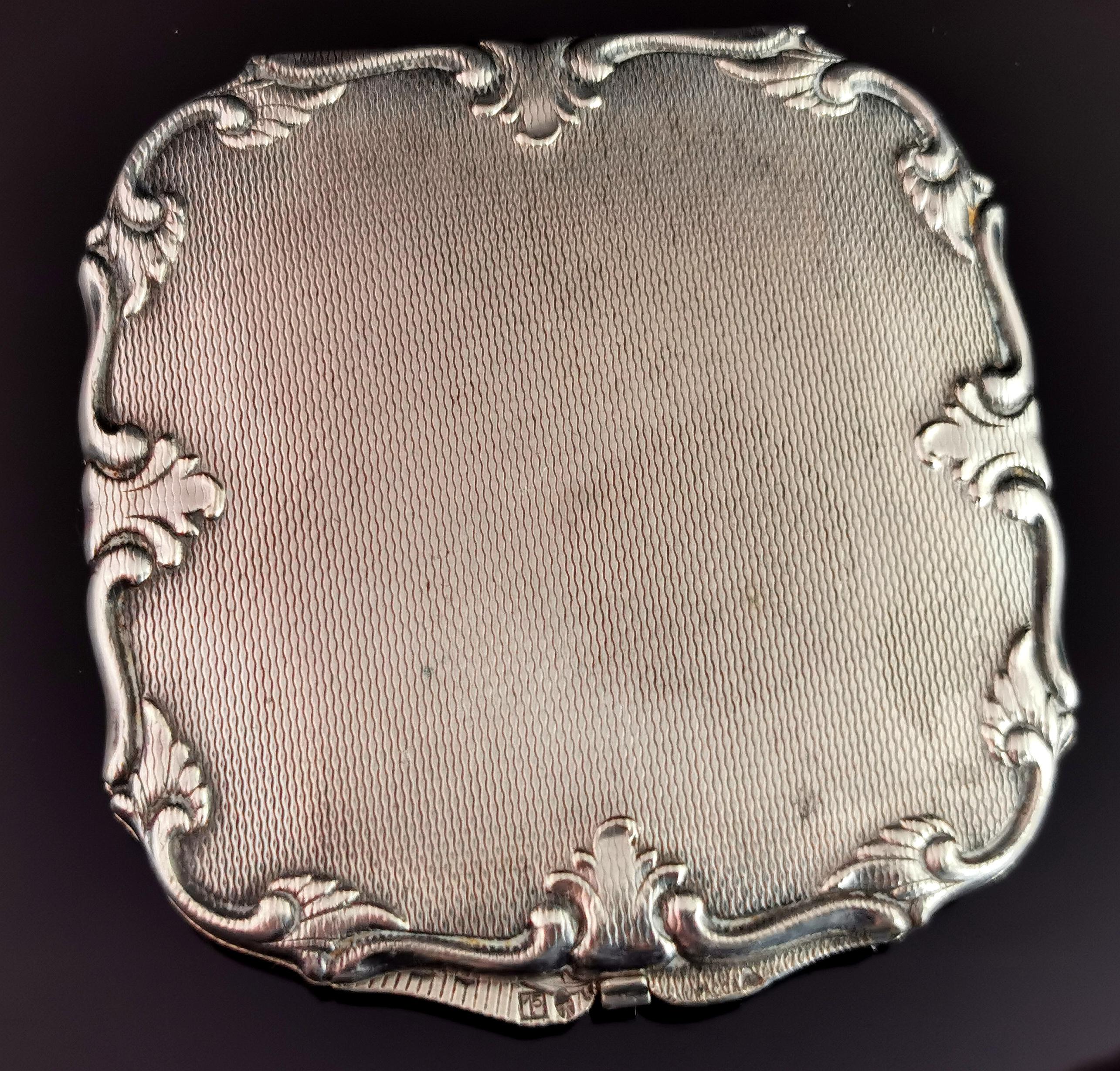 Vintage silver tone compact, mirror, Floral  In Good Condition In NEWARK, GB