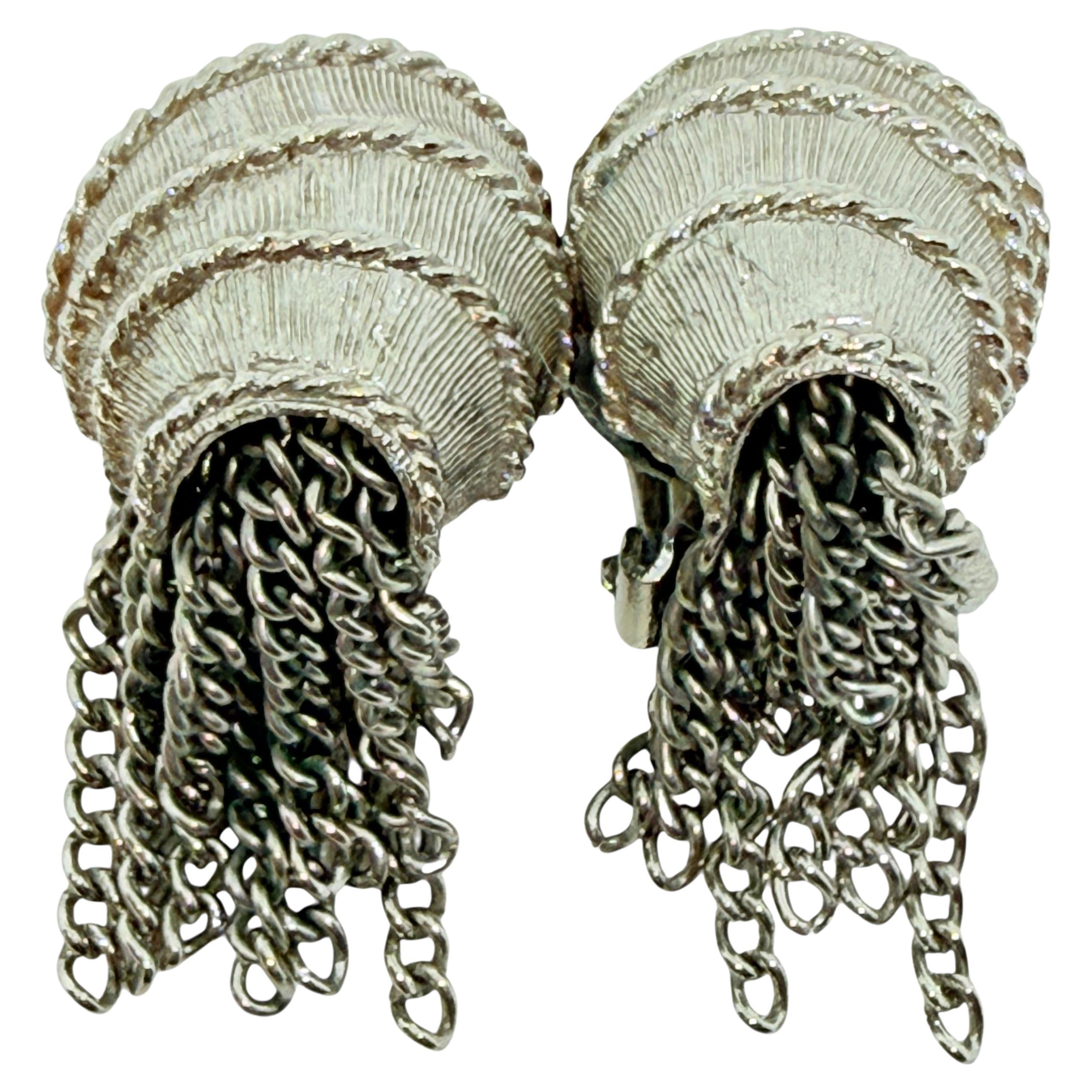 Pendientes de clip de diseño con cadenas colgantes en tono plateado vintage en venta