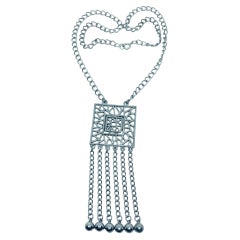 Collana vintage di design con catene pendenti in tonalità argento