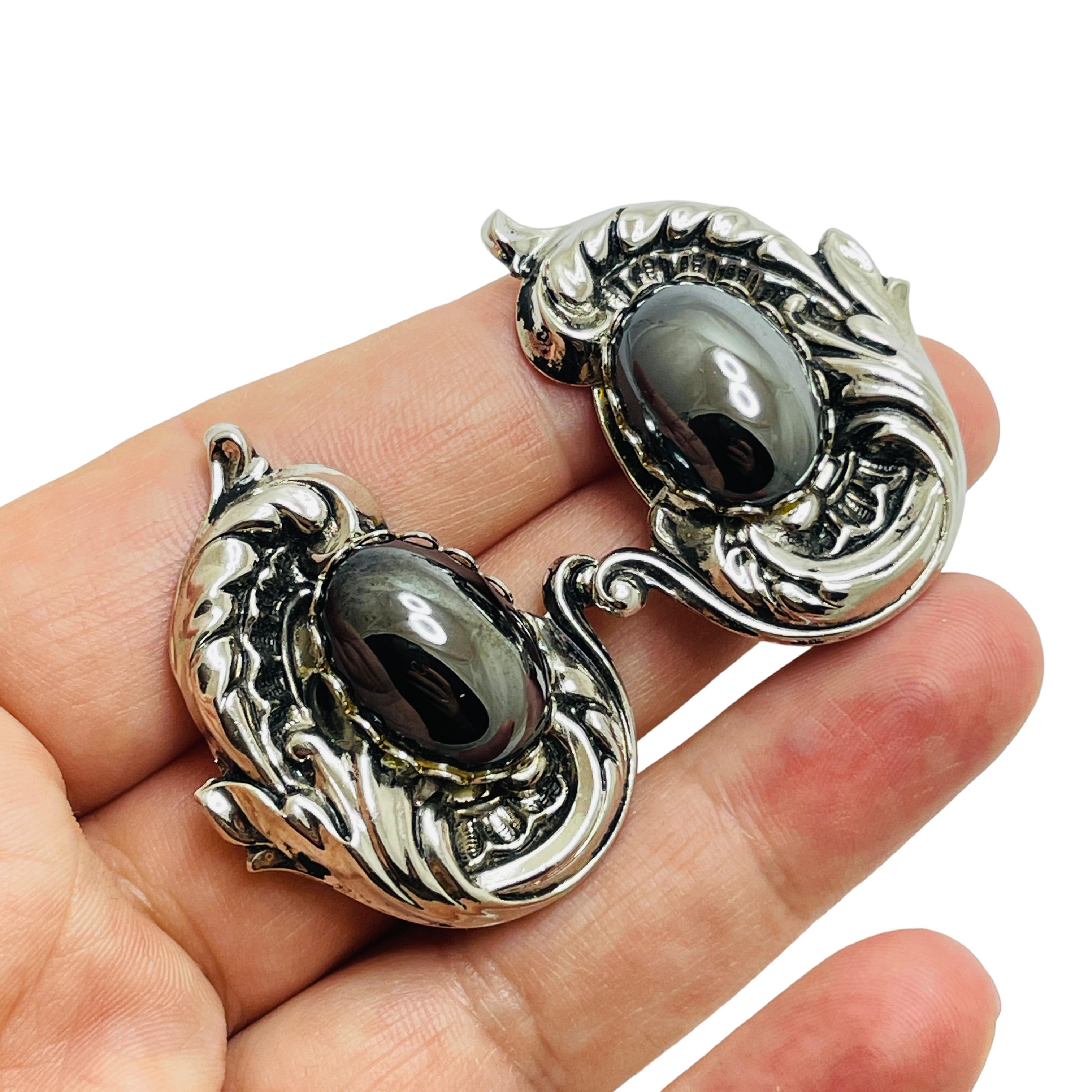 DETAILS

• unsigned

• silver tone 

• vintage designer earrings

MEASUREMENTS

• 

CONDITION

• excellent vintage condition with minimal signs of wear

❤️❤️ VINTAGE DESIGNER JEWELRY ❤️❤️
❤️❤️ ALEXANDER'S BOUTIQUE ❤️❤️