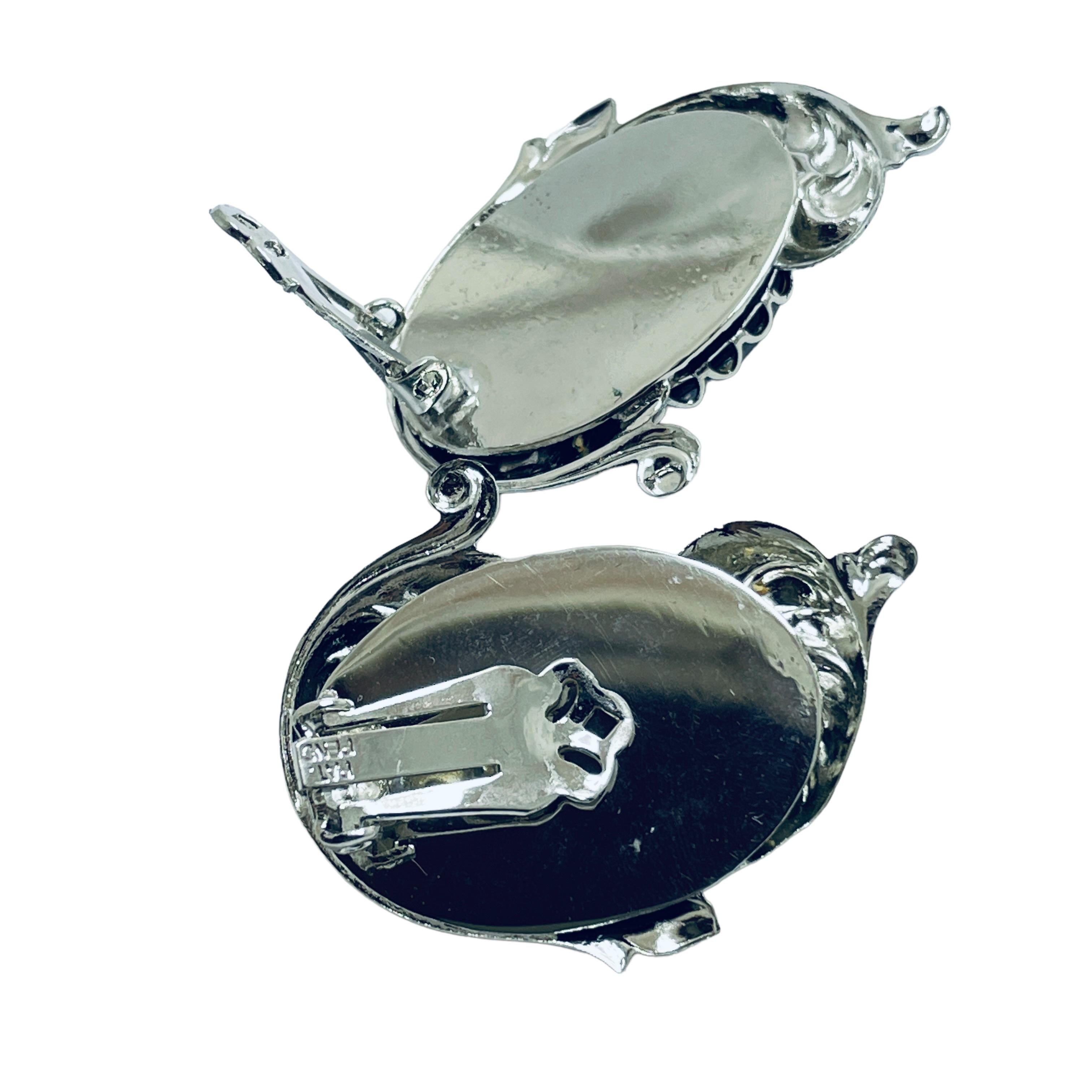 Vintage silver tone designer clip on earrings In Good Condition For Sale In Palos Hills, IL