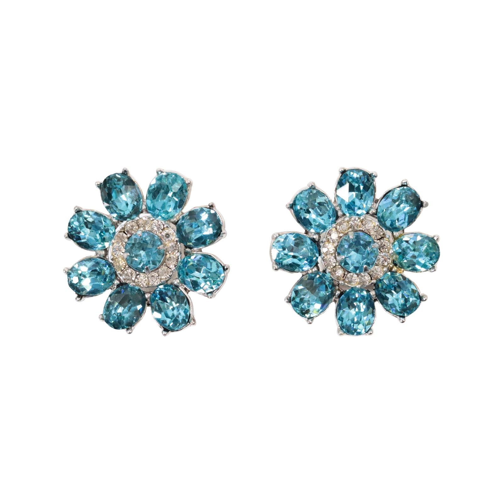 Pendientes vintage en tono plateado con diamantes y azul Circa años 60.  Estos pendientes son preciosos y están bien hechos, con un tacto sustancial.  Tienen el aspecto de una joya fina.  Las piedras azules tienen forma ovalada y están engarzadas, y