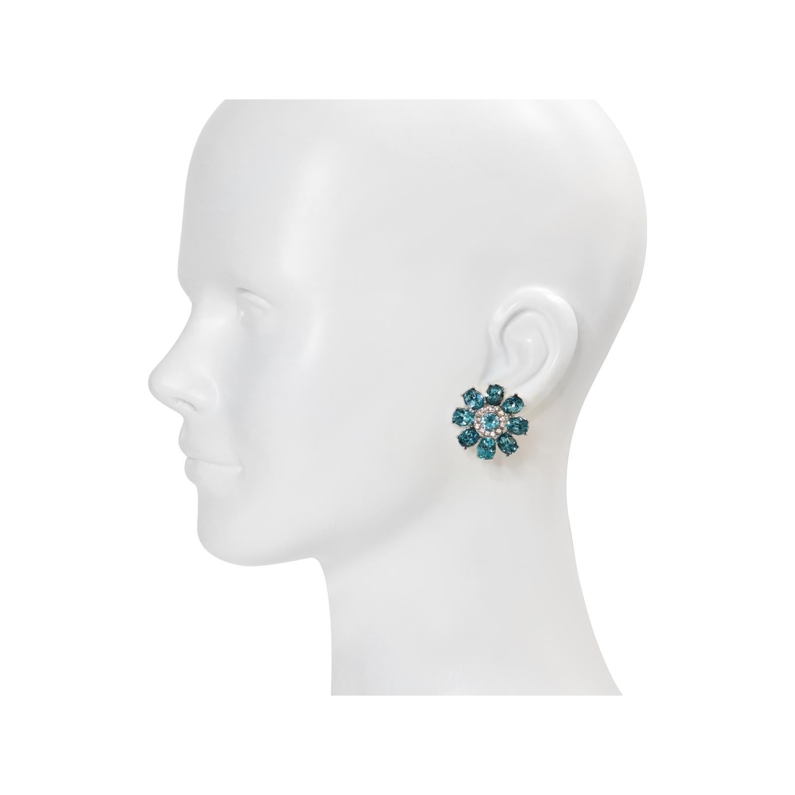 Pendientes vintage en tono plateado con diamantes y azul Circa años 60 Moderno en venta