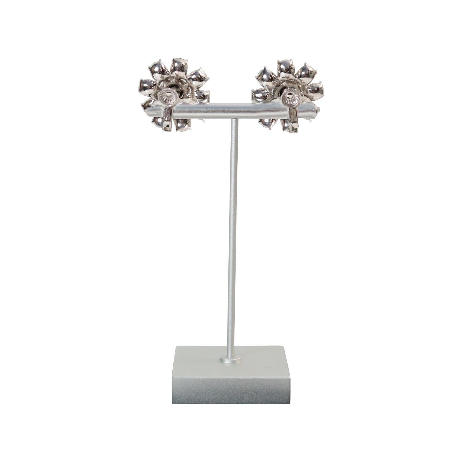 Pendientes vintage en tono plateado con diamantes y azul Circa años 60 en venta 3