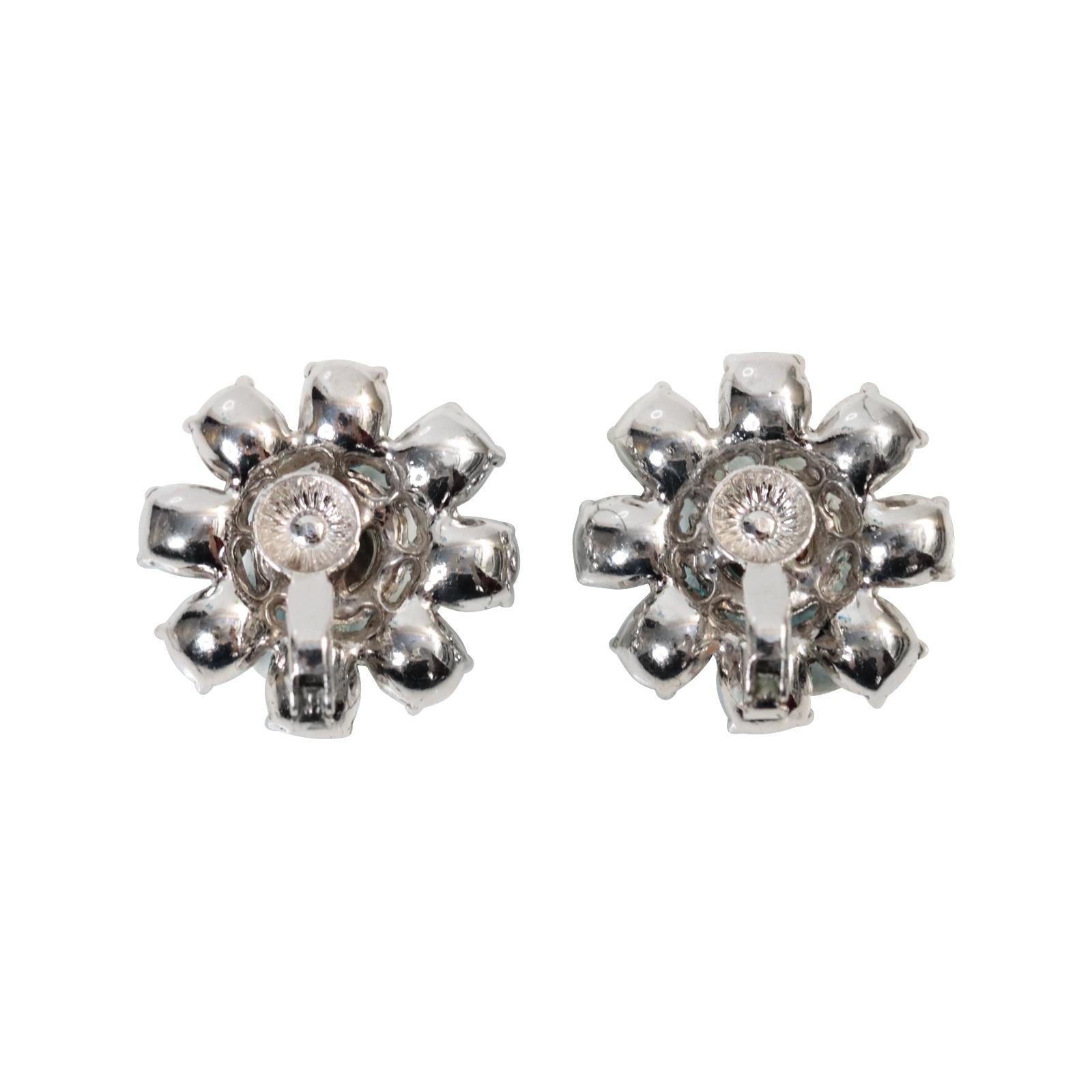 Pendientes vintage en tono plateado con diamantes y azul Circa años 60 en venta 4