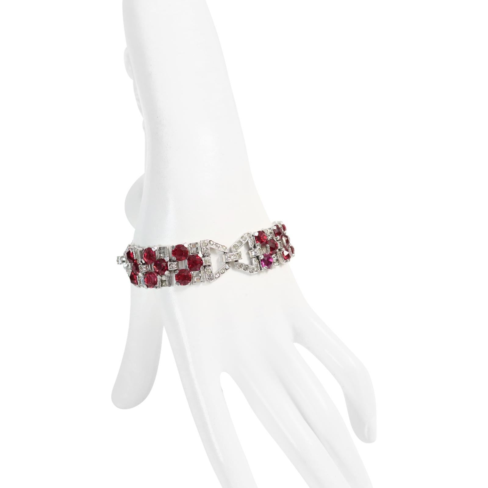 Bracciale d'epoca con diamanti rossi e castoni in tonalità argento, circa anni '40. Questo bracciale è ricco di strati di bellezza. Presenta collegamenti a tondi, baguette e pavé che gli conferiscono un aspetto molto artistico e Deco. Si tratta di