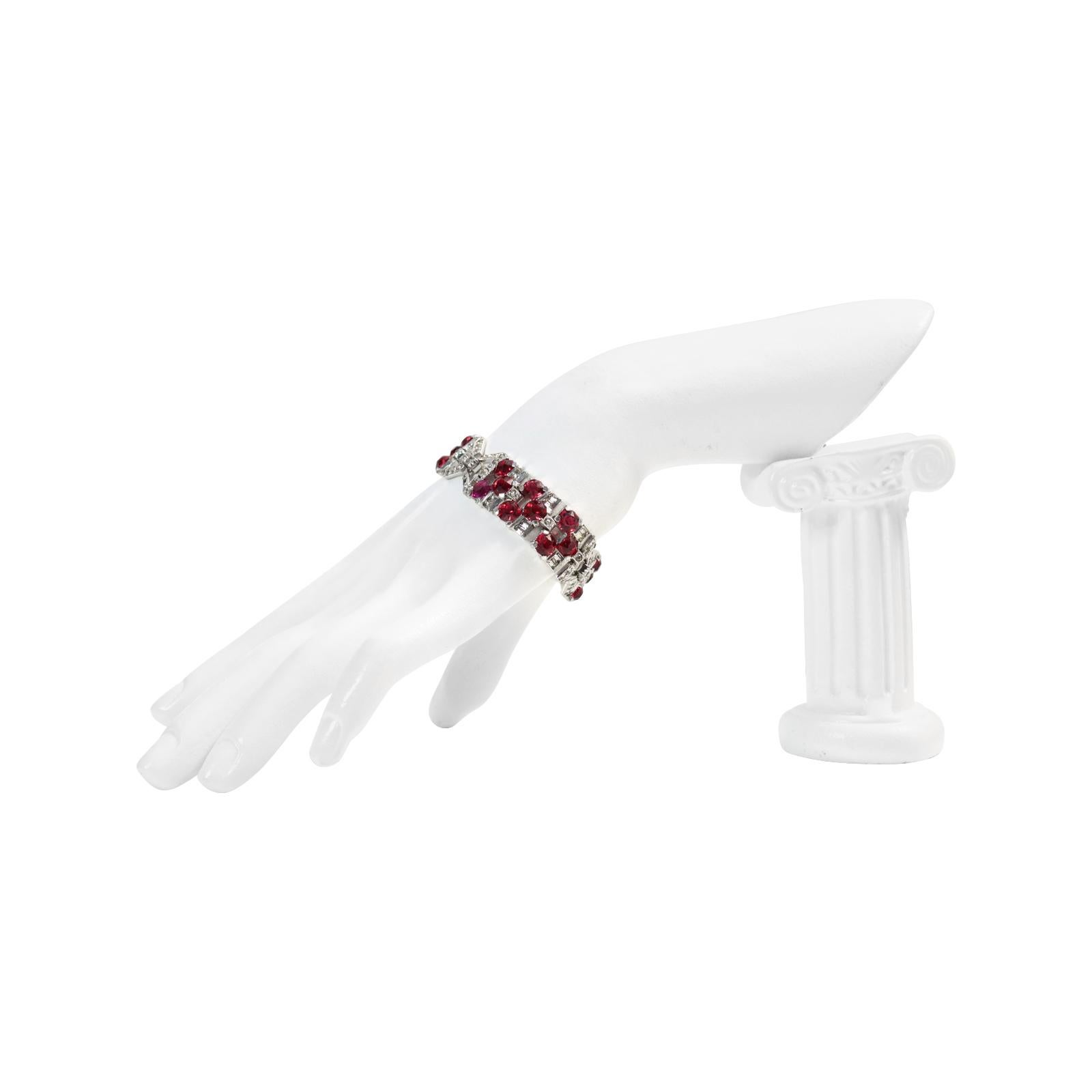 da uomo o donna Bracciale d'epoca con diamanti rossi e argento incastonati Circa 1940 in vendita