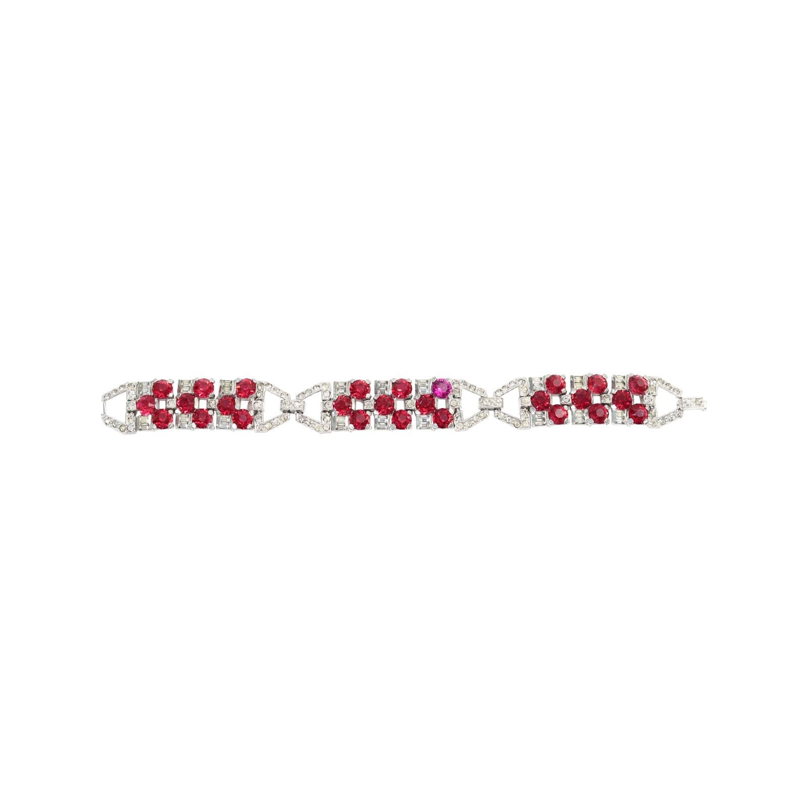 Bracciale d'epoca con diamanti rossi e argento incastonati Circa 1940 in vendita 2