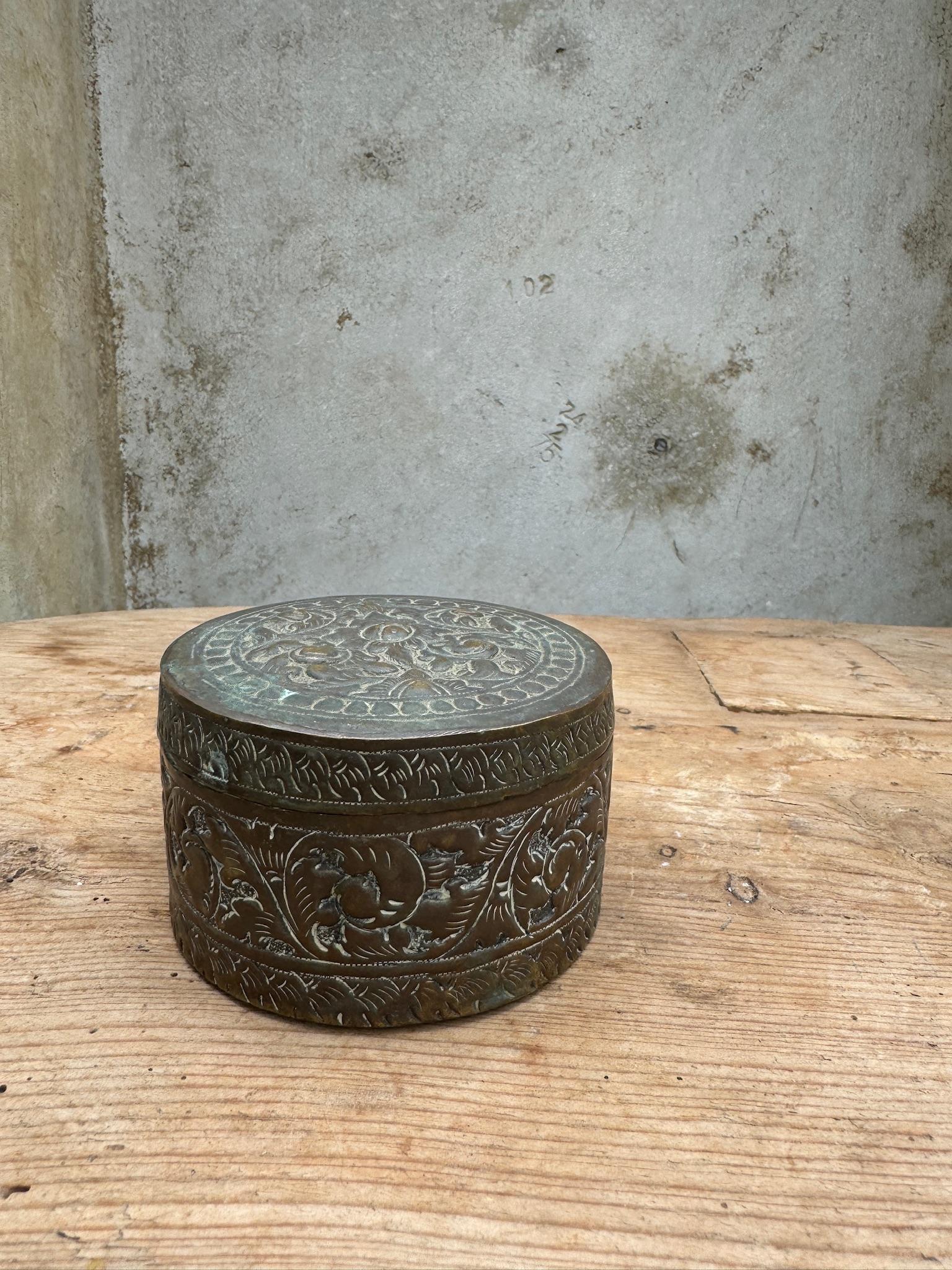 Mid-Century Modern Vintage Silver Tone Embossed Metal Jewelry Trinket Box For Sale
