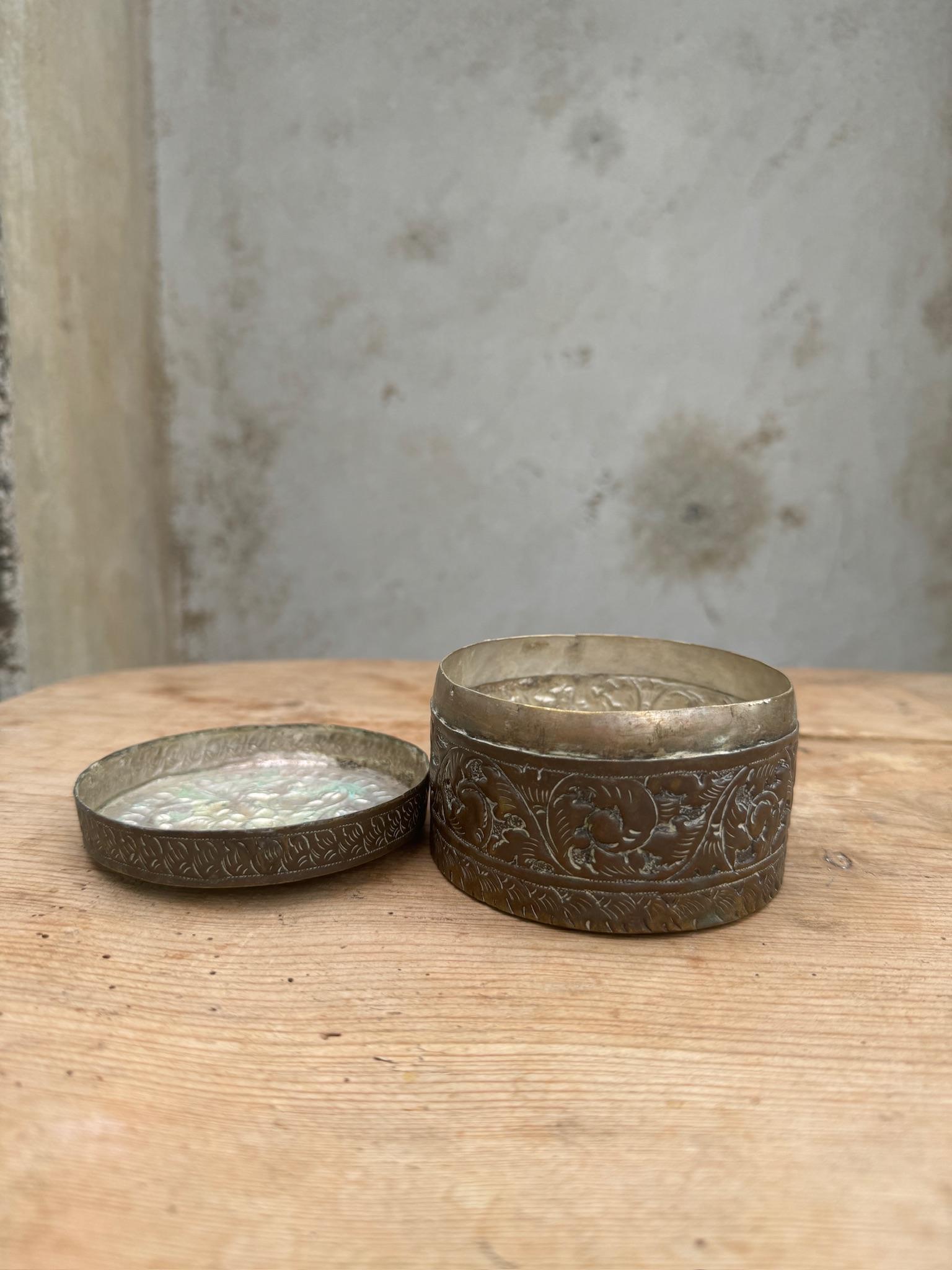 Unknown Vintage Silver Tone Embossed Metal Jewelry Trinket Box For Sale