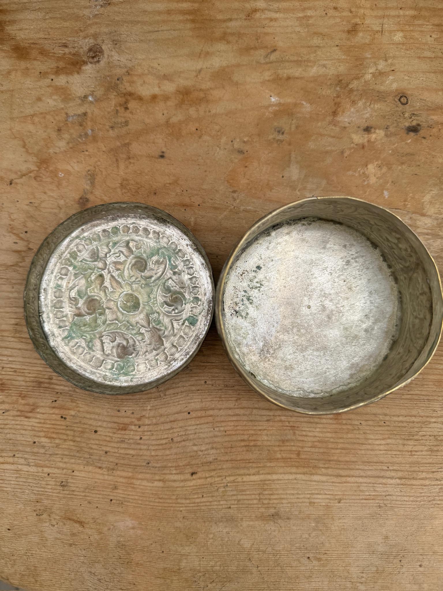 Vintage Silver Tone Embossed Metal Jewelry Trinket Box In Good Condition For Sale In West Hollywood, CA