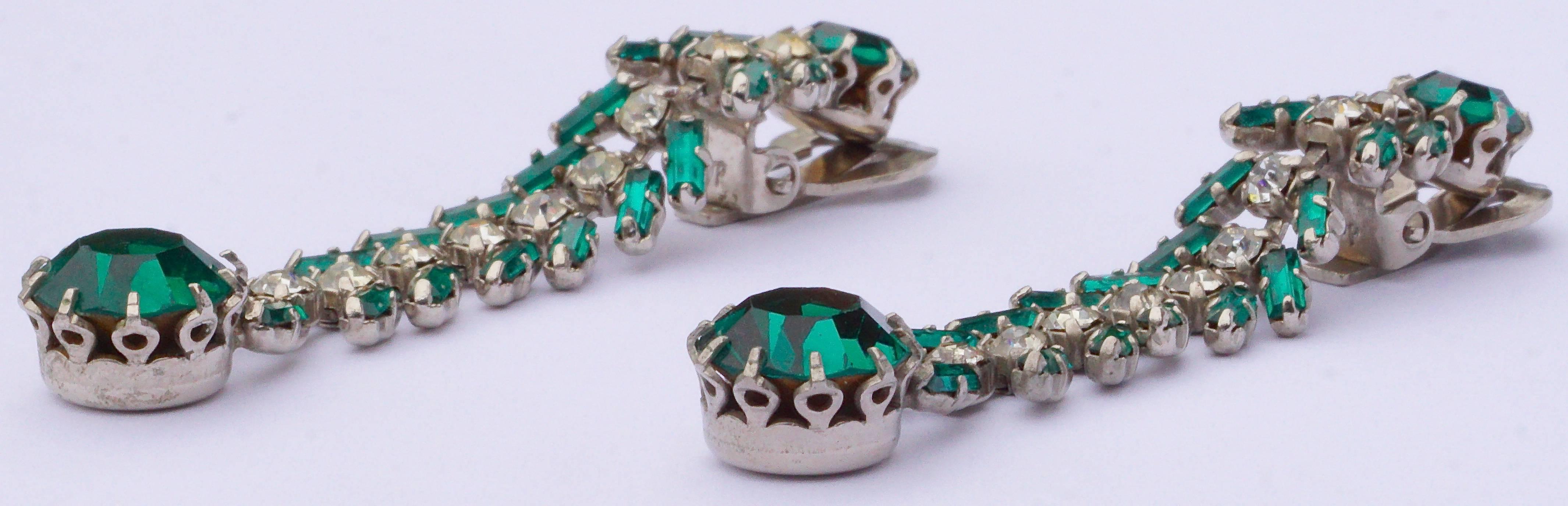 Silver Tone Emerald Green and Clear Rhinestones Vintage Clip On Dangle Earrings In Good Condition In London, GB