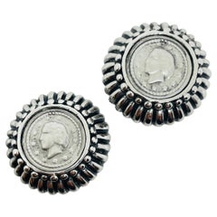 Pendientes vintage de clip de diseño de moneda etrusca en tono plateado