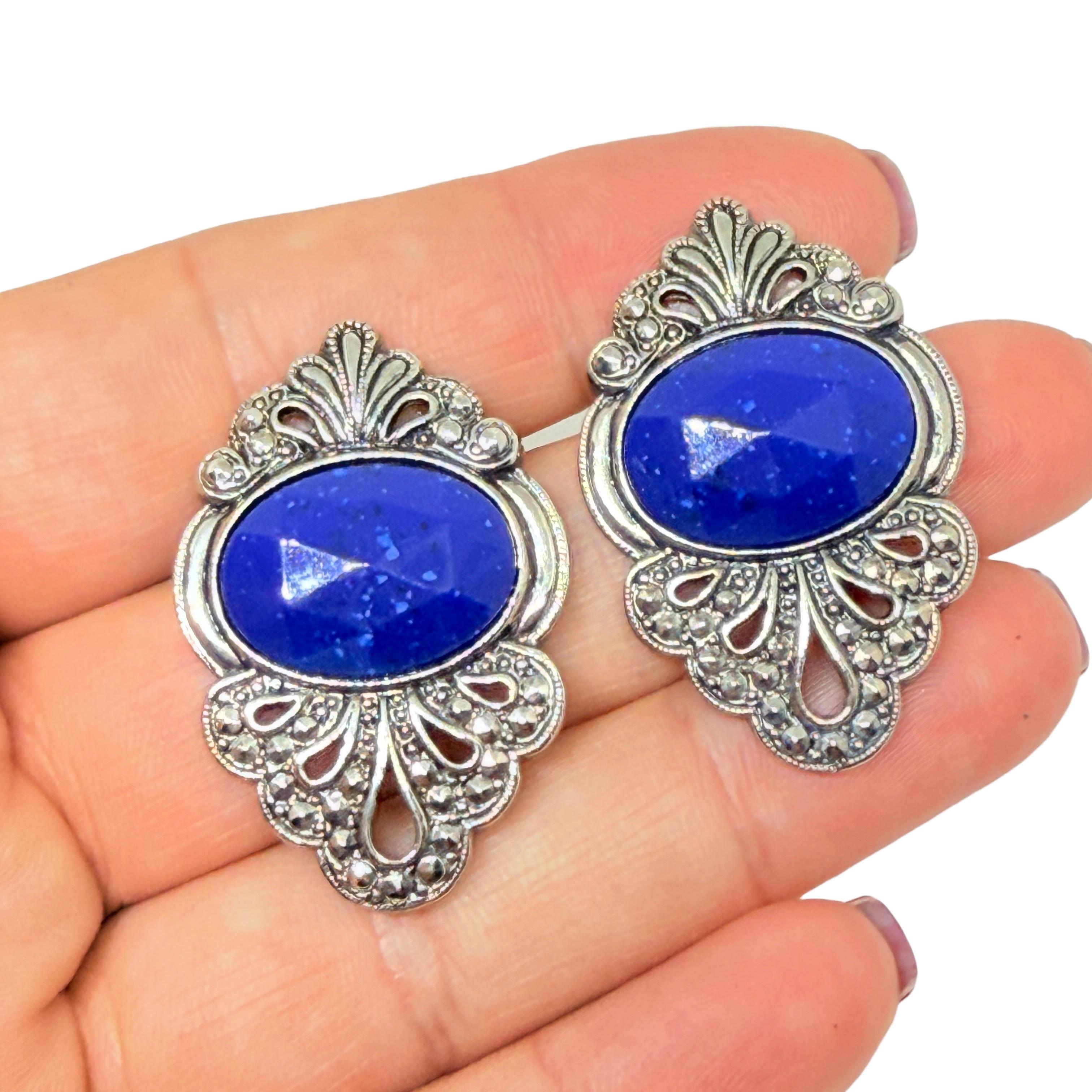 DETALLES

- sin signo

- tono plateado con lapislázuli de imitación

- pendientes vintage de diseño
 
MEDIDAS  

- CONDICIÓN

-  muy buen estado vintage con mínimos signos de desgaste 

 Código 53

❤️❤️   JOYAS VINTAGE DE DISEÑO   ❤️❤️

❤️❤️ 