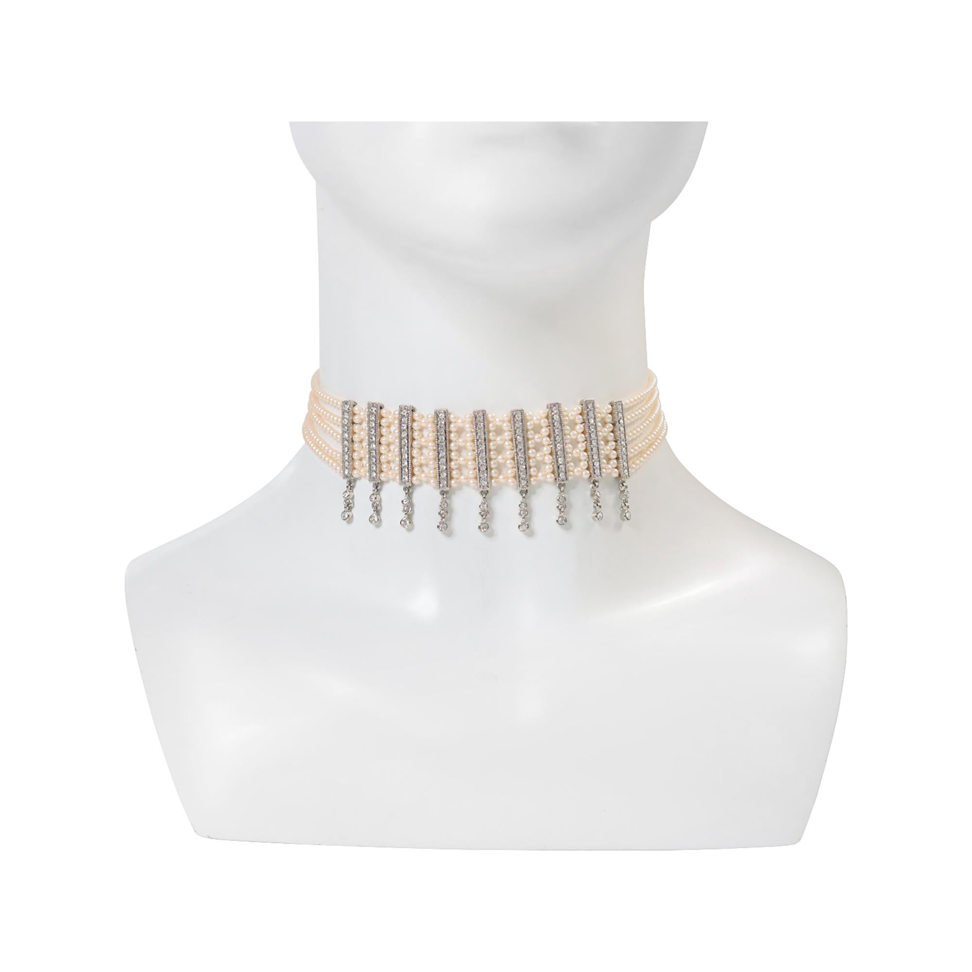 Vintage Silber Ton Faux Perle mit Strass Diamante Choker CIRCA 2000s. Diese kleinere Kunstperlenkette sieht hervorragend aus, mit neun Diamantstäben auf dem Elfenbein und fünf Reihen winziger Perlen. An den neun Reihen hängen kleine baumelnde