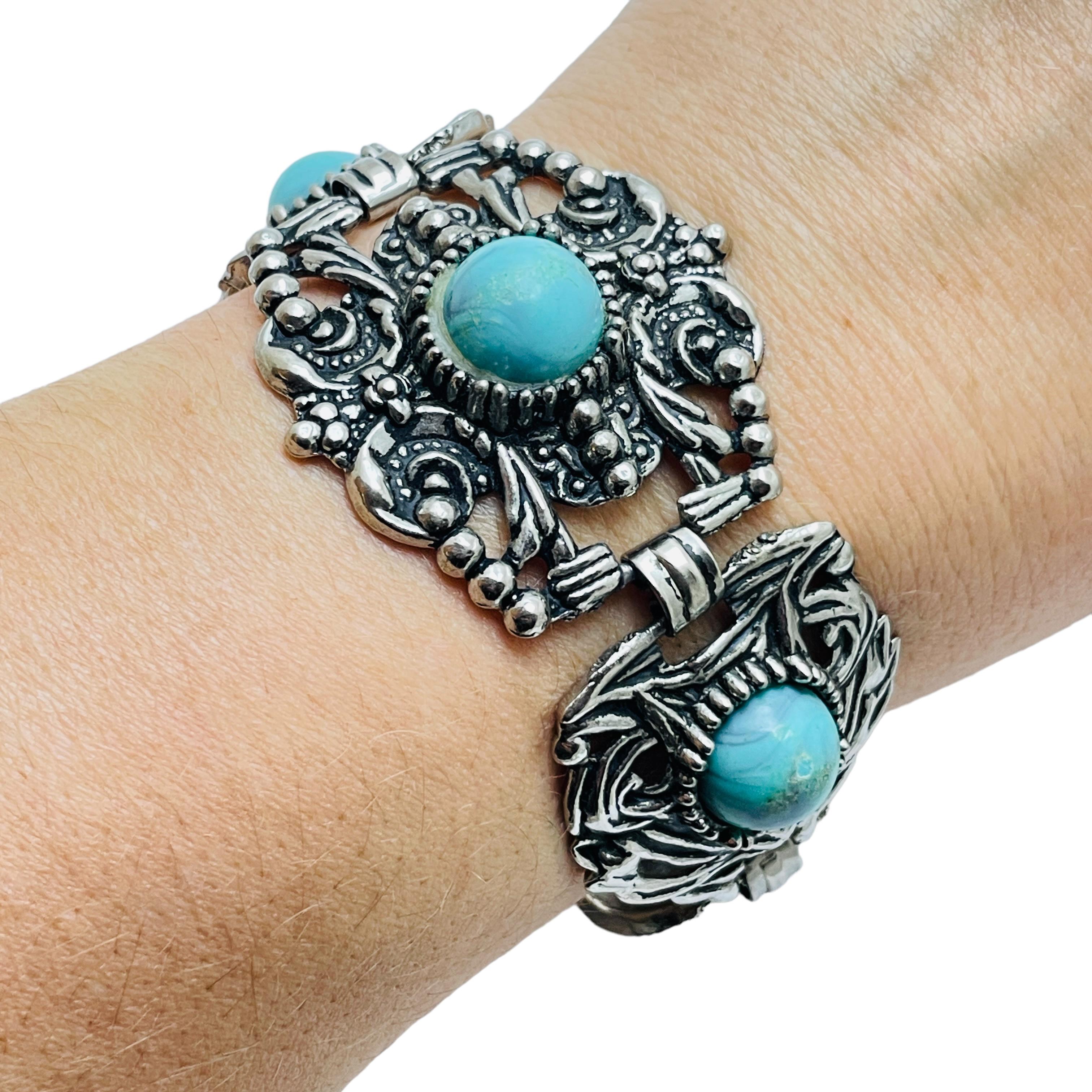DETTAGLI

- senza segno 

- tono argento con cabochon di turchese finto  

- braccialetto vintage di design 

MISURE  

- 7 1/4