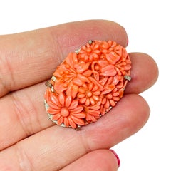 Spilla vintage in argento con fiore di corallo e cammeo di vetro modellato