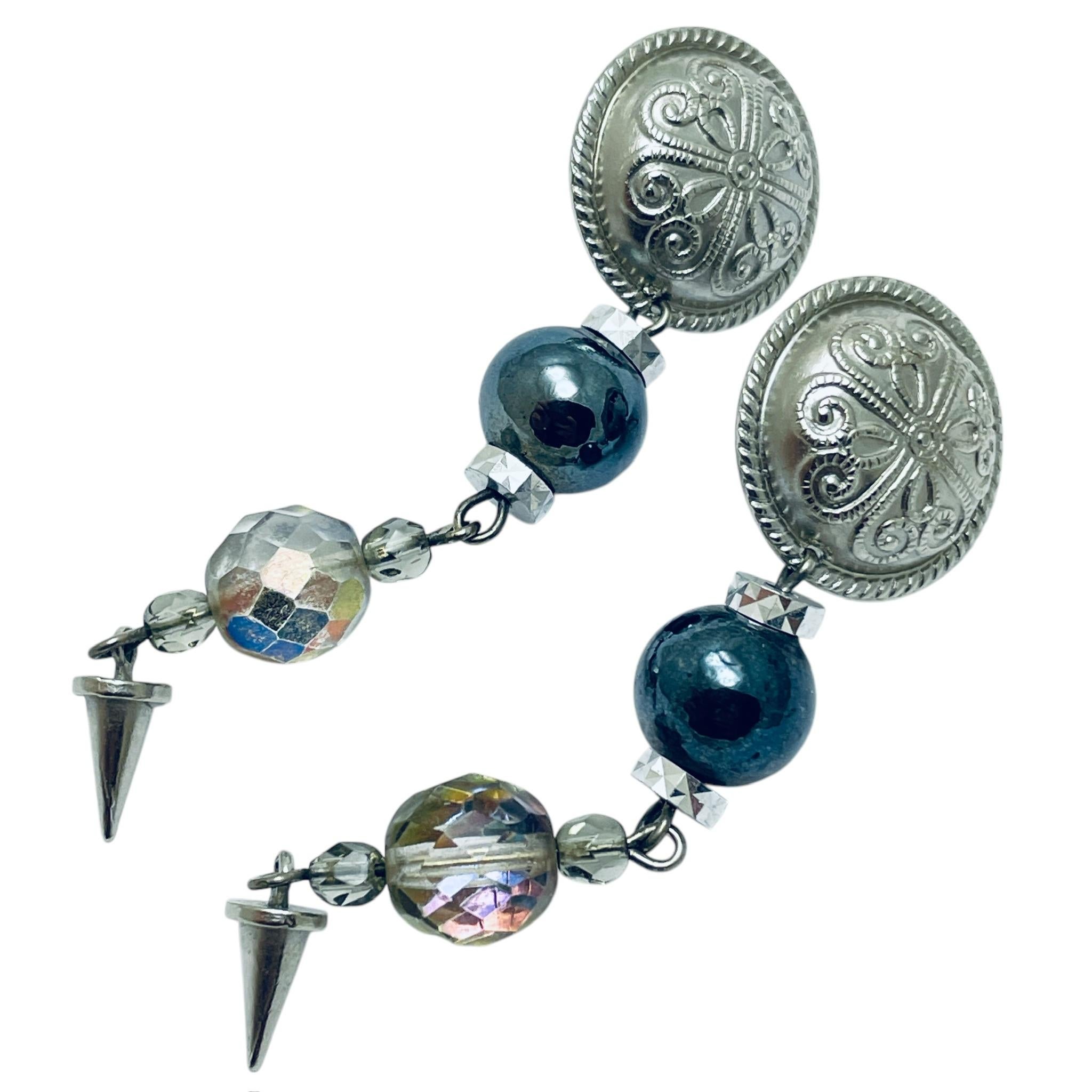 DETAILS

- • ohne Vorzeichen 

- • silberfarben mit Glasperlen

- • Vintage-Designer-Brosche 

MASSNAHMEN  

- • 

CONDIT

- •  sehr guter Vintage-Zustand mit minimalen Gebrauchsspuren 

 Sku 48

❤️❤️  VINTAGE-DESIGNER-SCHMUCK ❤️❤️

❤️❤️ 