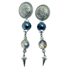Boucles d'oreilles vintage en perles de verre argentées.
