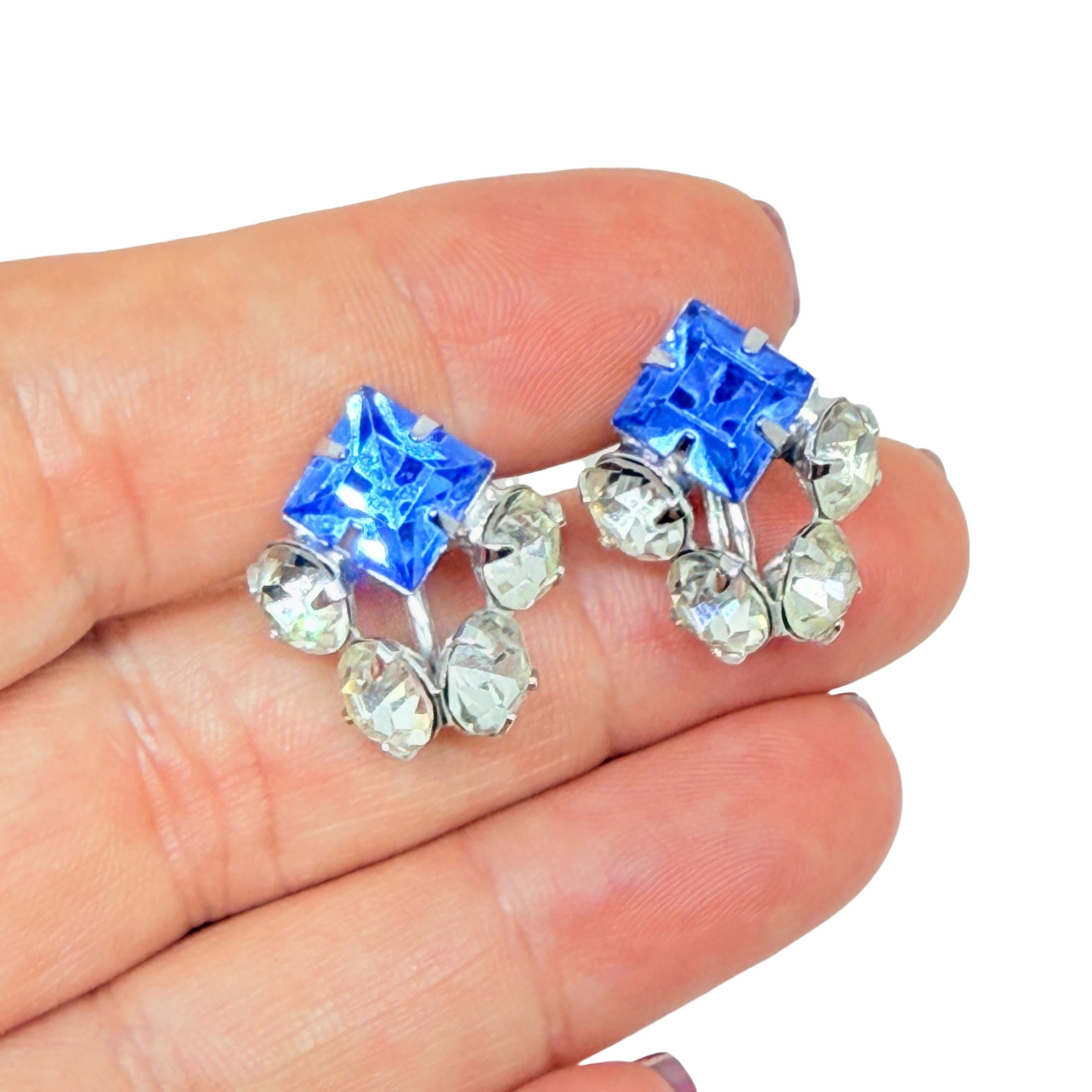 DETAILS

- • ohne Vorzeichen

- • silberfarben mit Glassteinen

- • Vintage-Designer-Ohrringe
 
MASSNAHMEN  

- • CONDIT

- •  sehr guter Vintage-Zustand mit minimalen Gebrauchsspuren 

 Sku 53

❤️❤️   VINTAGE-DESIGNER-SCHMUCK   ❤️❤️

❤️❤️ 