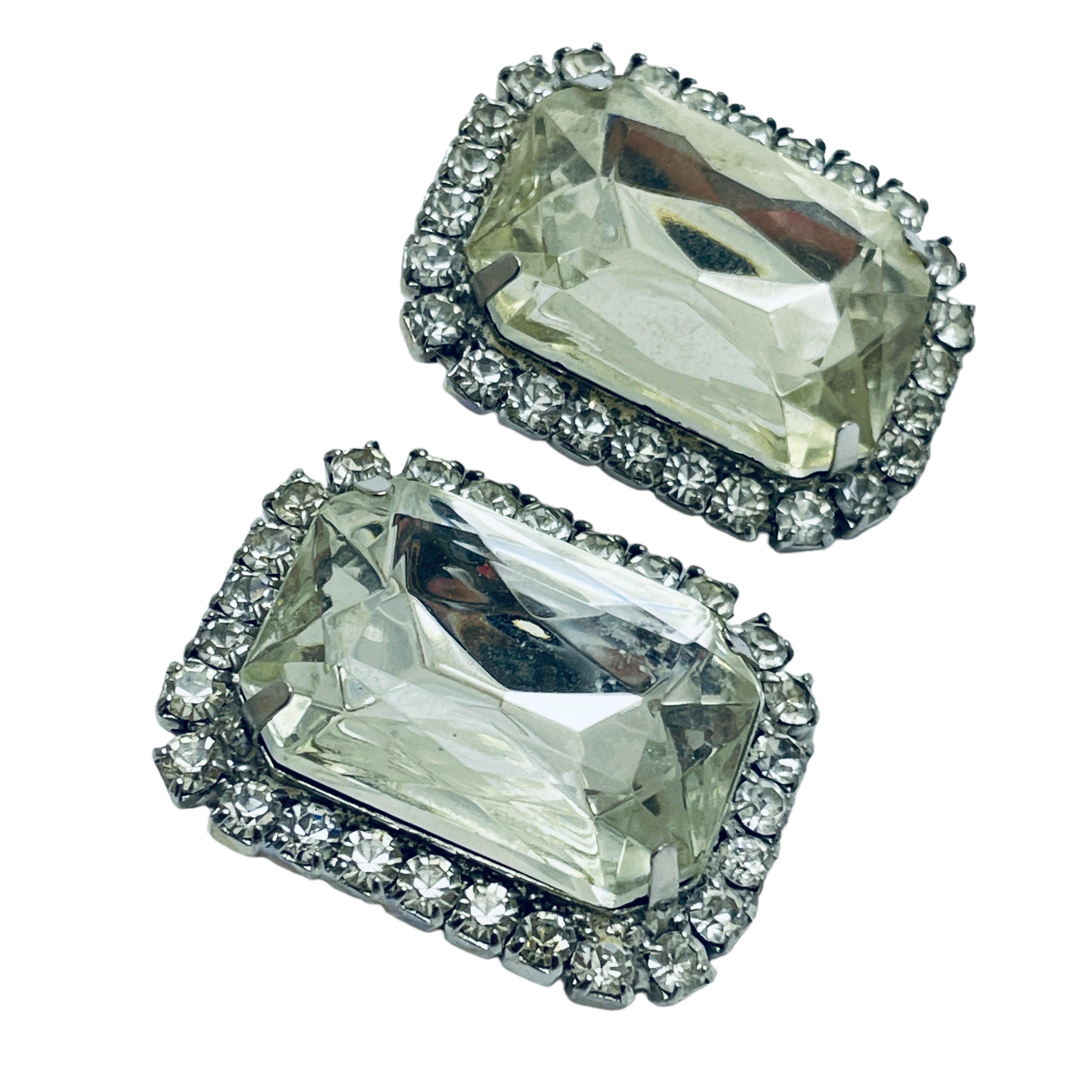 DETAILS

• unsigned 

• silver tone with glass

• vintage designer earrings

MEASUREMENTS  

• 

CONDITION

•  very good vintage condition with minimal signs of wear 

 Sku 46

❤️❤️  VINTAGE DESIGNER JEWELRY ❤️❤️

❤️❤️  ALEXANDER’S BOUTIQUE  ❤️❤️