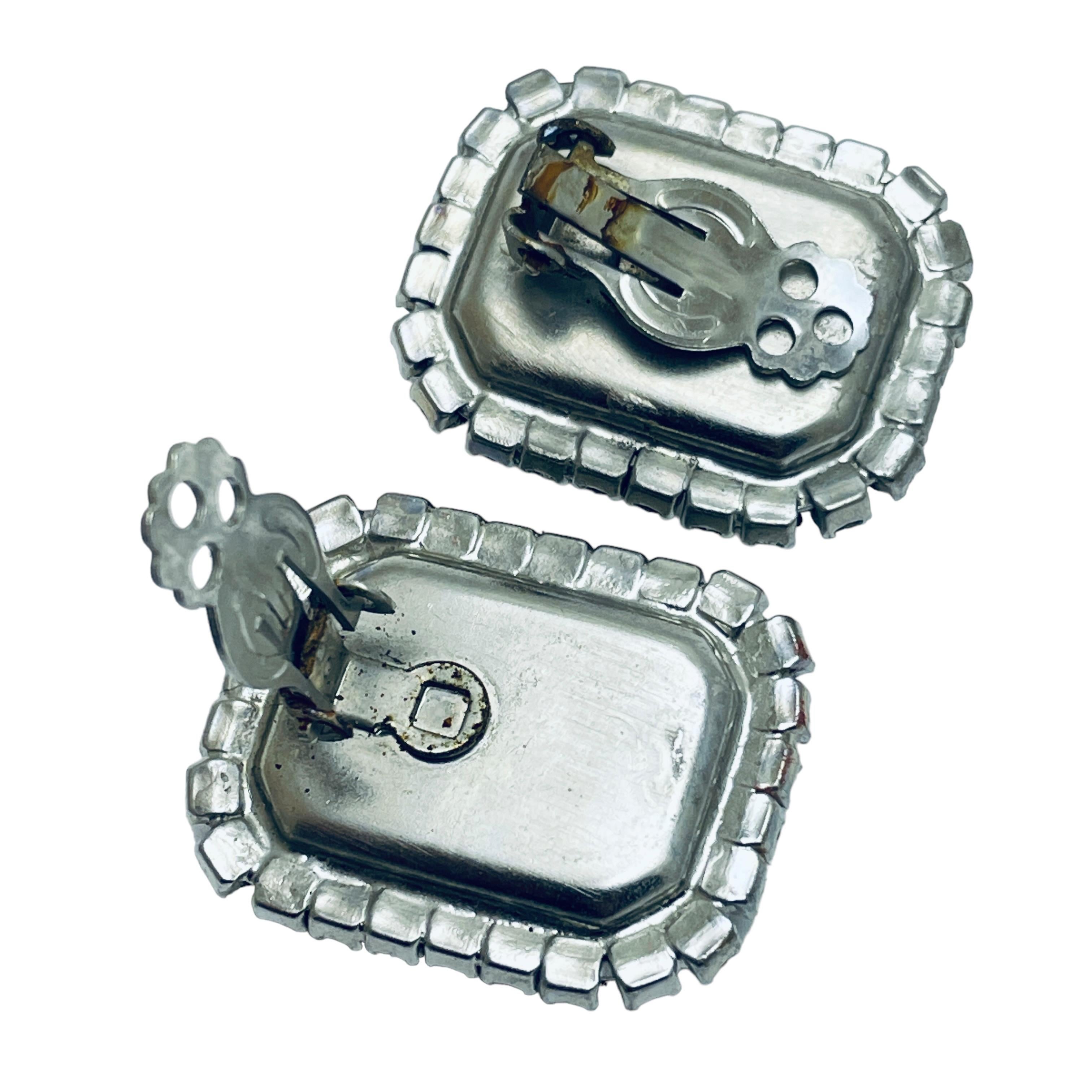 Vintage silver tone glass huge clip on designer earrings In Good Condition For Sale In Palos Hills, IL