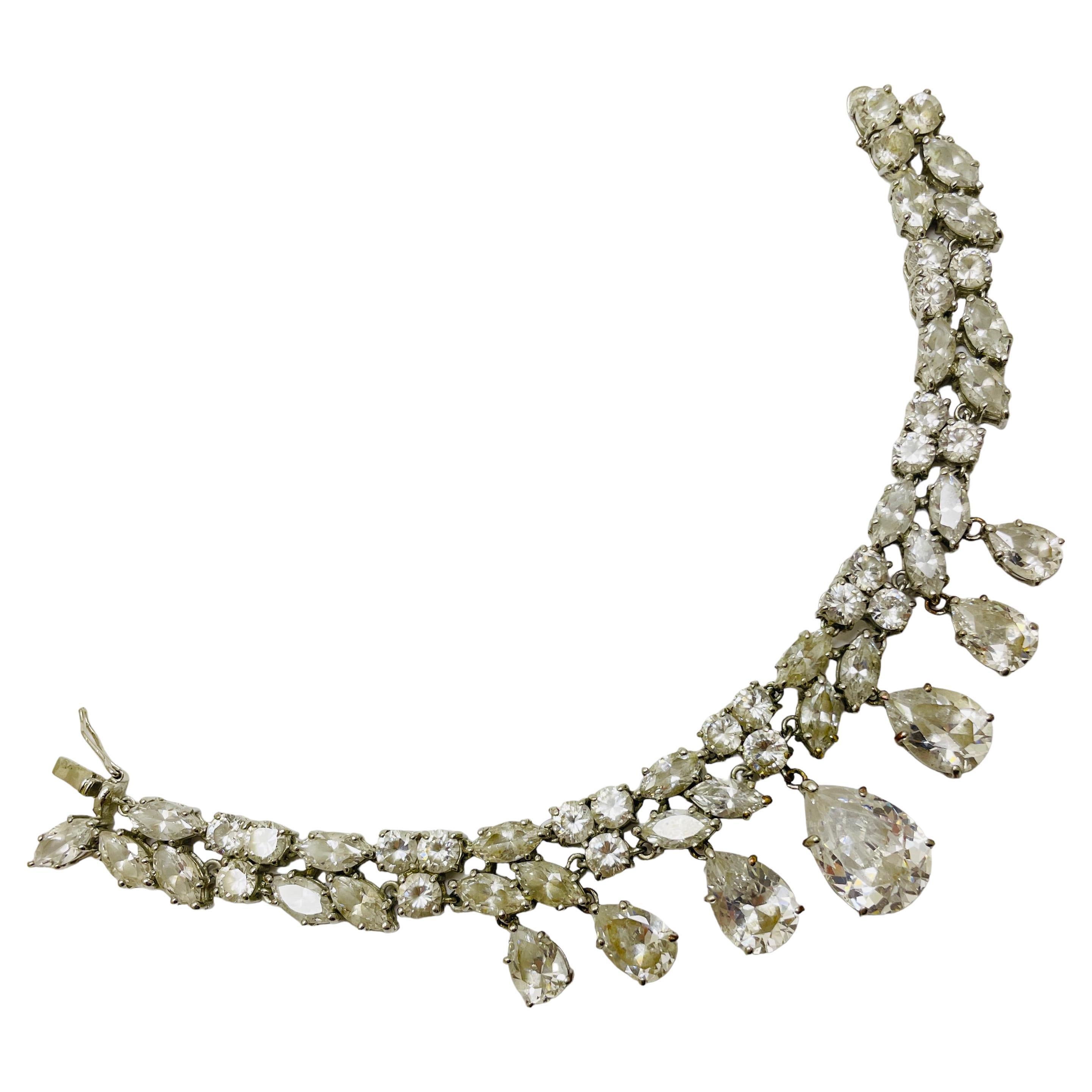 Braccialetto vintage con pietre di vetro argentate e ciondoli di design