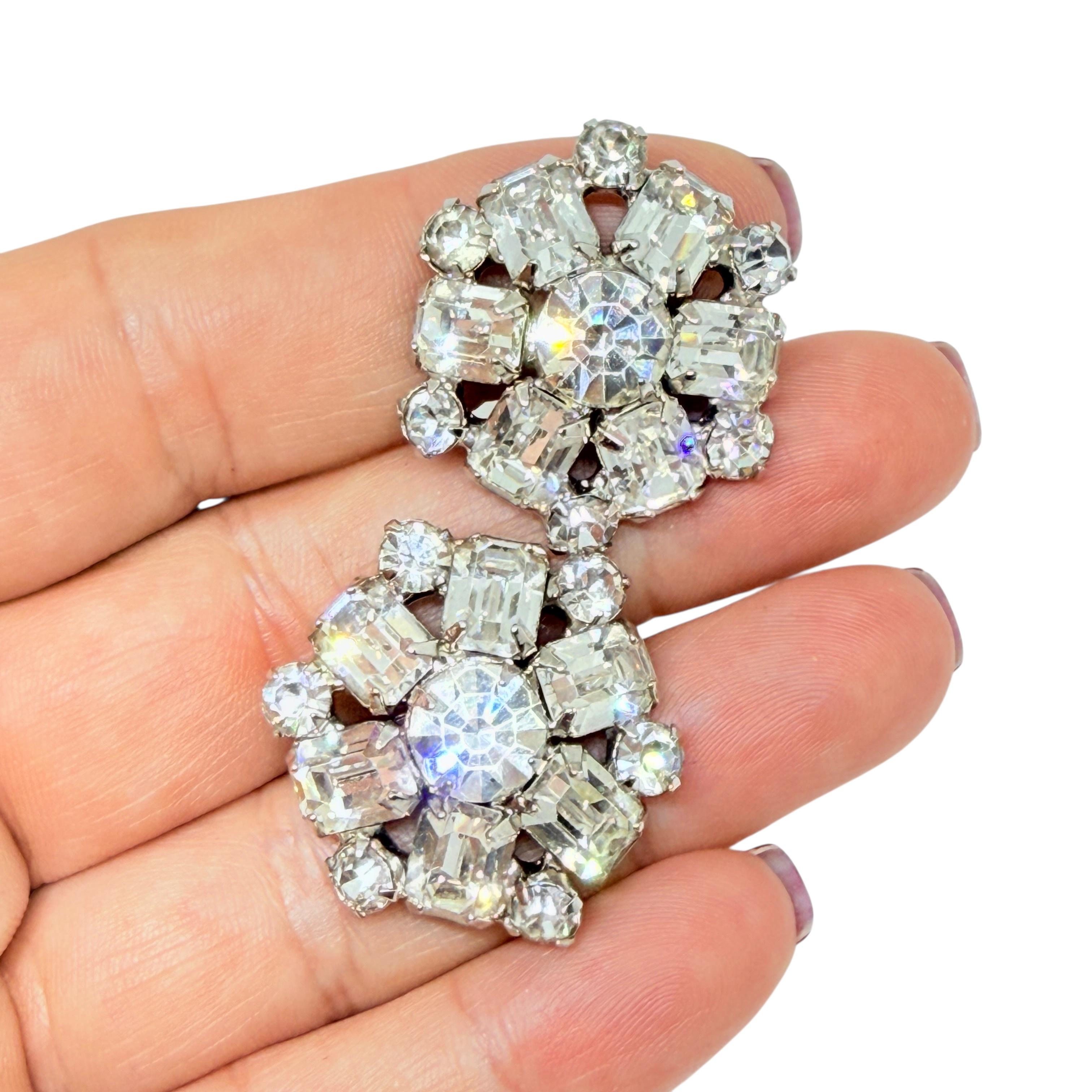 DETAILS

- • ohne Vorzeichen

- • silberfarben mit Glassteinen

- • Vintage-Designer-Ohrringe
 
MASSNAHMEN  

- • CONDIT

- •  sehr guter Vintage-Zustand mit minimalen Gebrauchsspuren 

 Sku 53

❤️❤️   VINTAGE-DESIGNER-SCHMUCK   ❤️❤️

❤️❤️ 