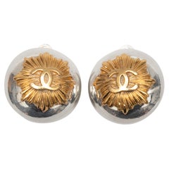 Vintage Silber-Tone & Goldfarbene Chanel-Ohrclips mit Logo, Frühjahr 1997, Vintage