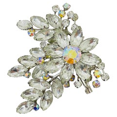 Spilla di design vintage color argento con un enorme fiore decorato con strass Aurora