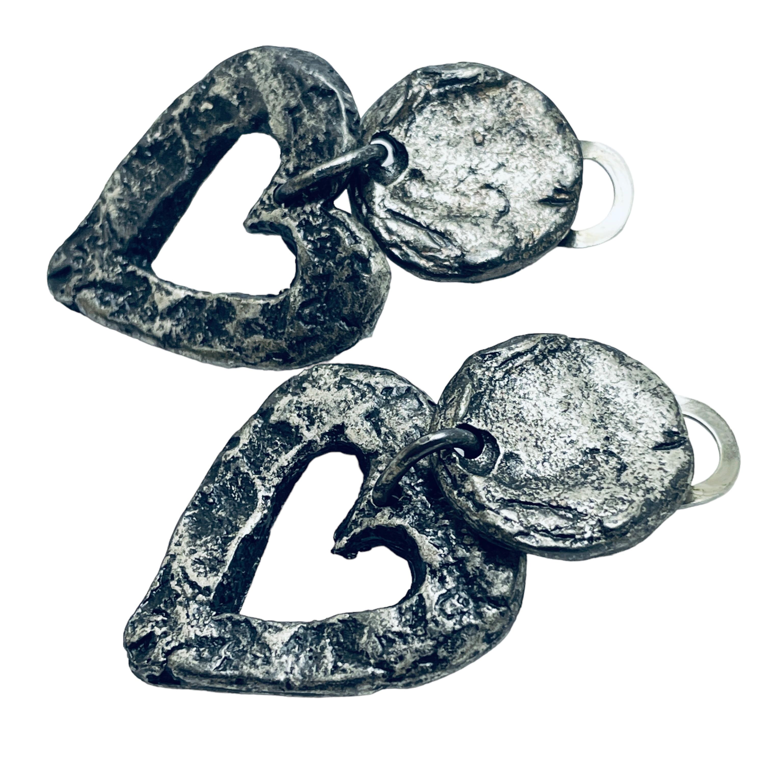 DETAILS

• unsigned

• silver tone

• vintage designer clip on earrings

MEASUREMENTS  

• 1 7/8” by 1 1/8”


CONDITION

•  very good vintage condition with minimal signs of wear 

 Sku 41

❤️❤️  VINTAGE DESIGNER JEWELRY ❤️❤️

❤️❤️  ALEXANDER’S