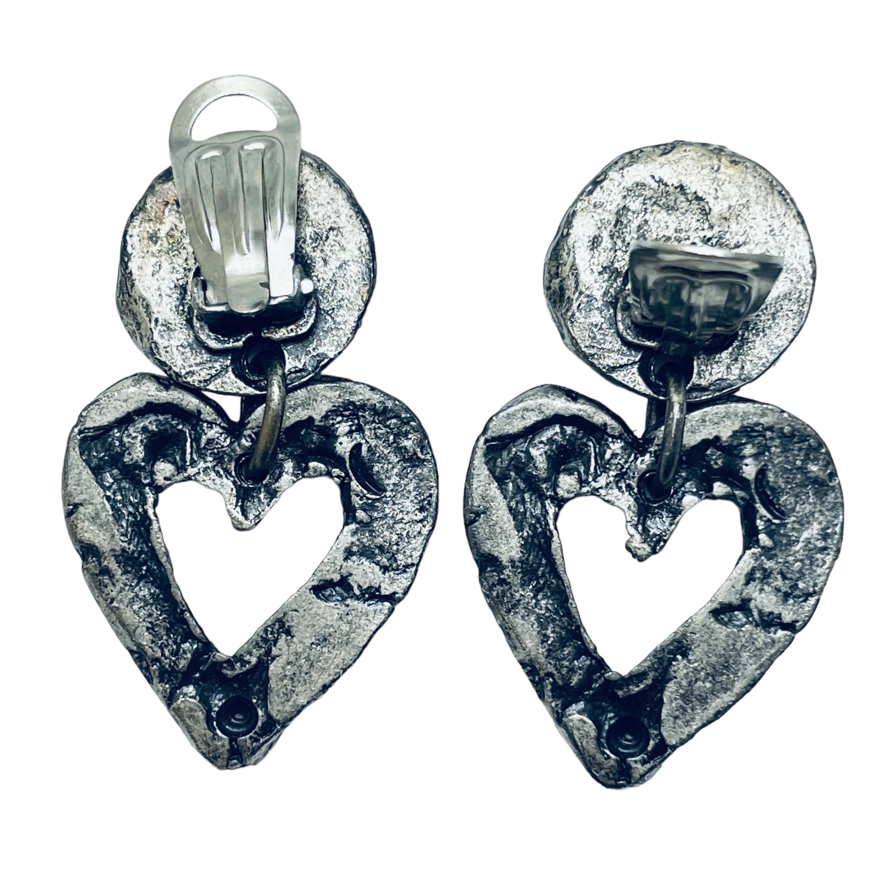 Vintage silver tone massive heart dangle clip on earrings In Good Condition For Sale In Palos Hills, IL