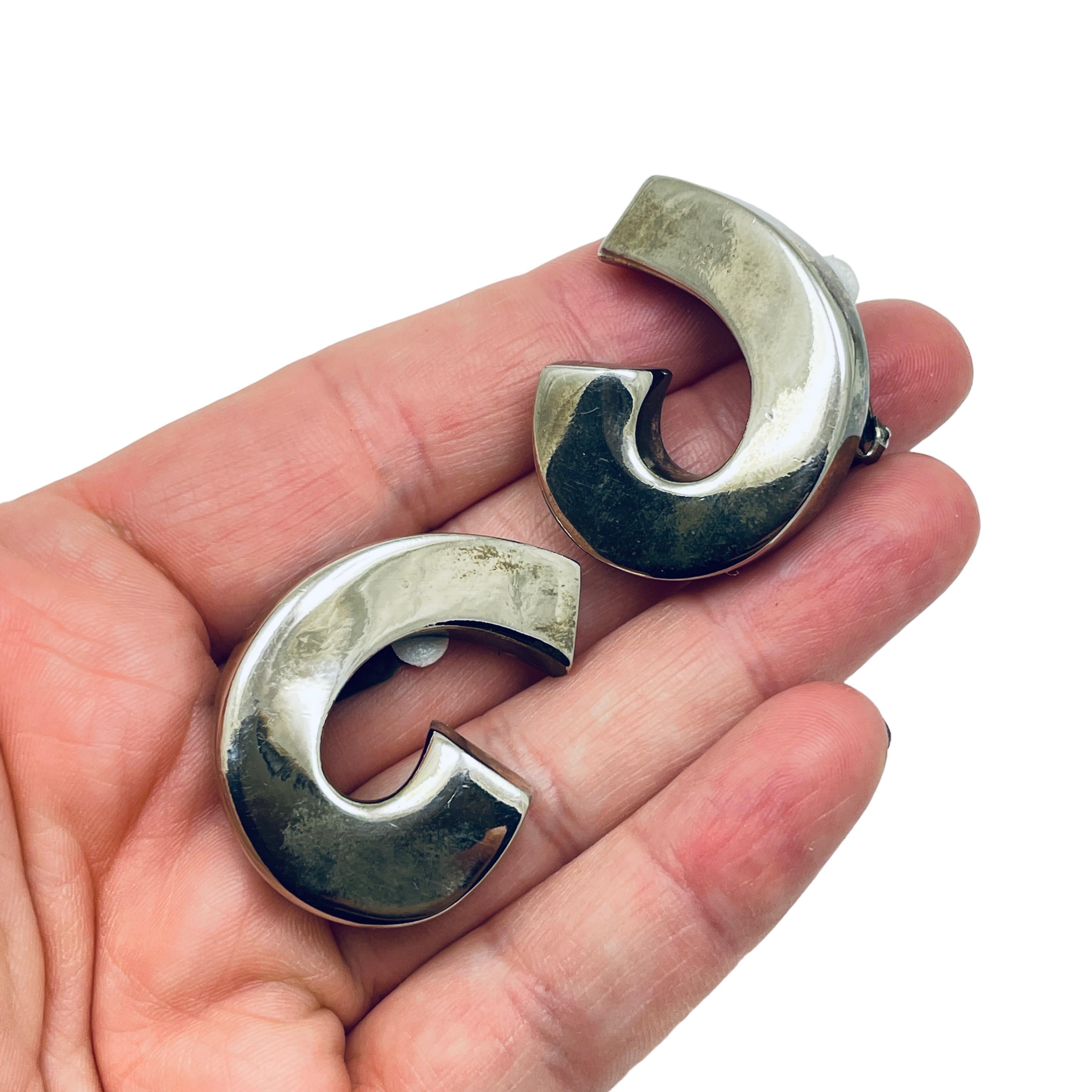 Vintage Silber Ton modernistischen geometrischen Designer 80er Jahre Clip auf Ohrringe im Angebot 1