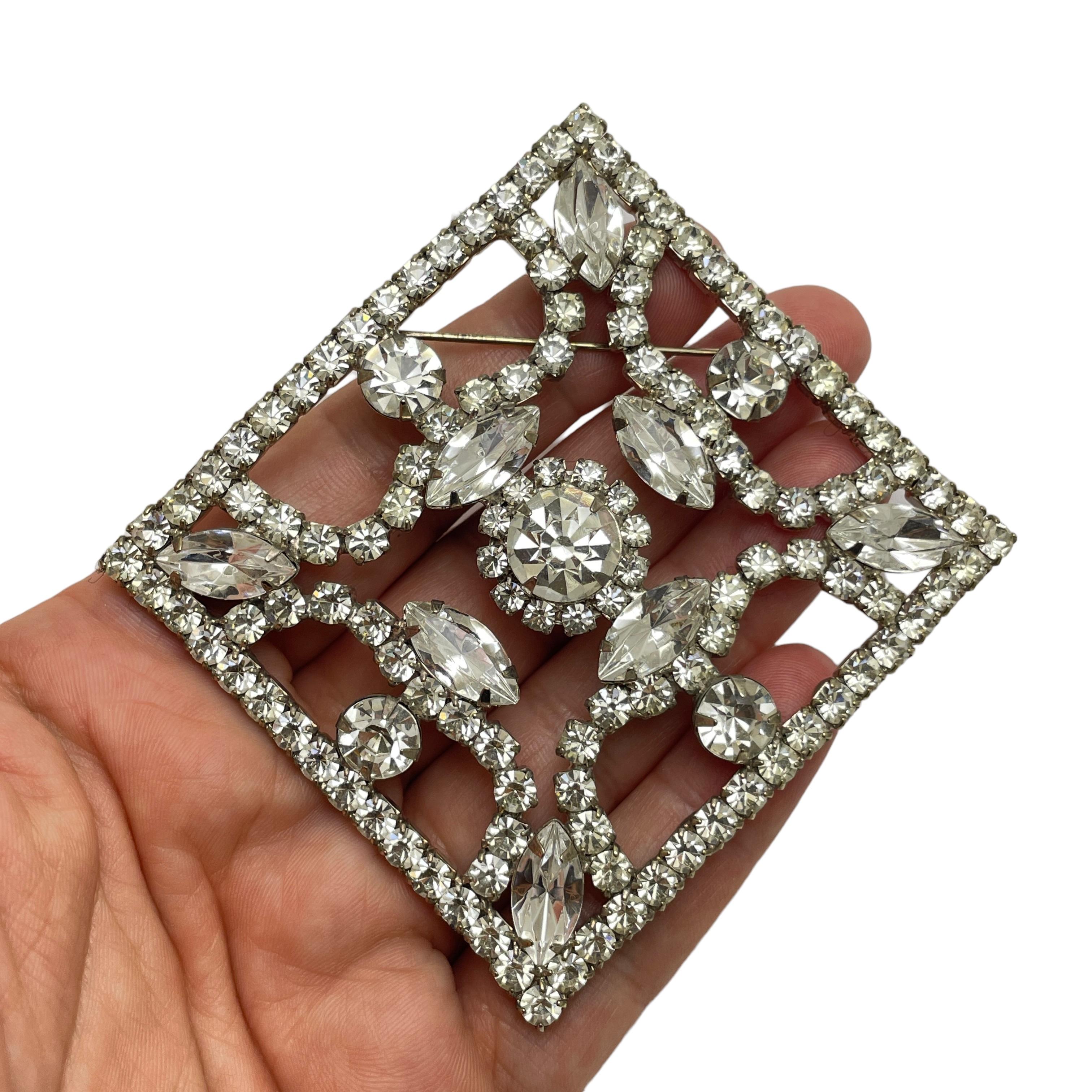DETAILS

• unsigned

• silver tone with rhinestones

• vintage designer runway brooch

MEASUREMENTS

• 

CONDITION

• excellent vintage condition with minimal signs of wear

❤️❤️ VINTAGE DESIGNER JEWELRY ❤️❤️
❤️❤️ ALEXANDER'S BOUTIQUE ❤️❤️