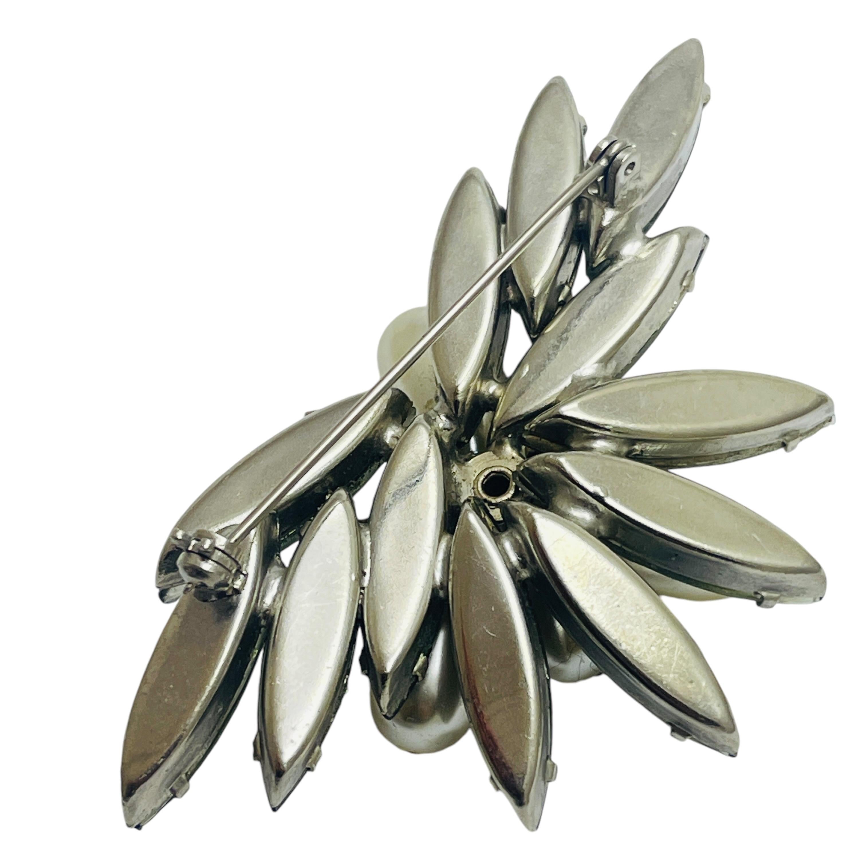 Vintage silver tone navette rhinestones faux pearls designer brooch In Good Condition For Sale In Palos Hills, IL