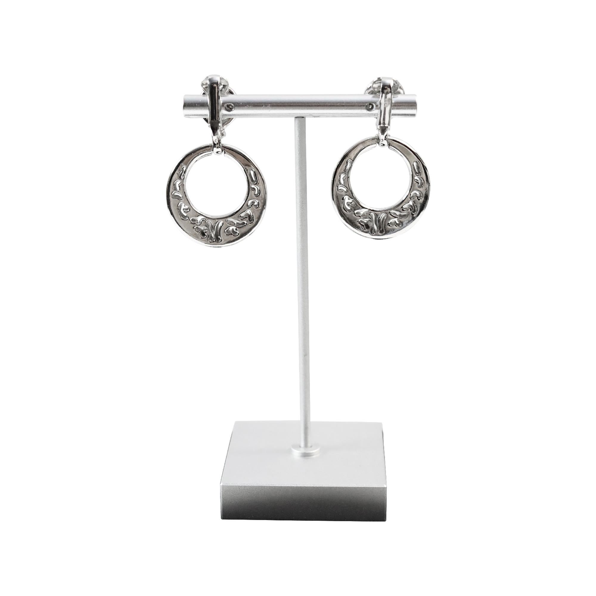 Pendientes de aro con pavé vintage en tono plateado Circa años 80 en venta 7