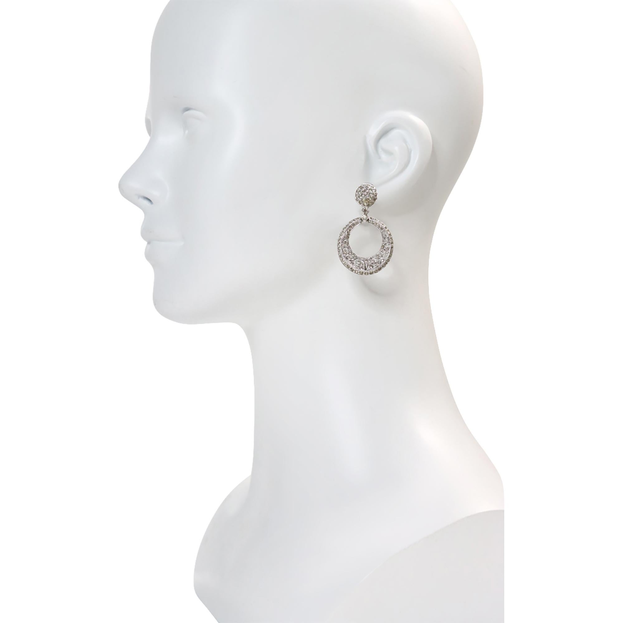 Pendientes de aro con pavé vintage en tono plateado Circa años 80 en Bueno estado para la venta en New York, NY