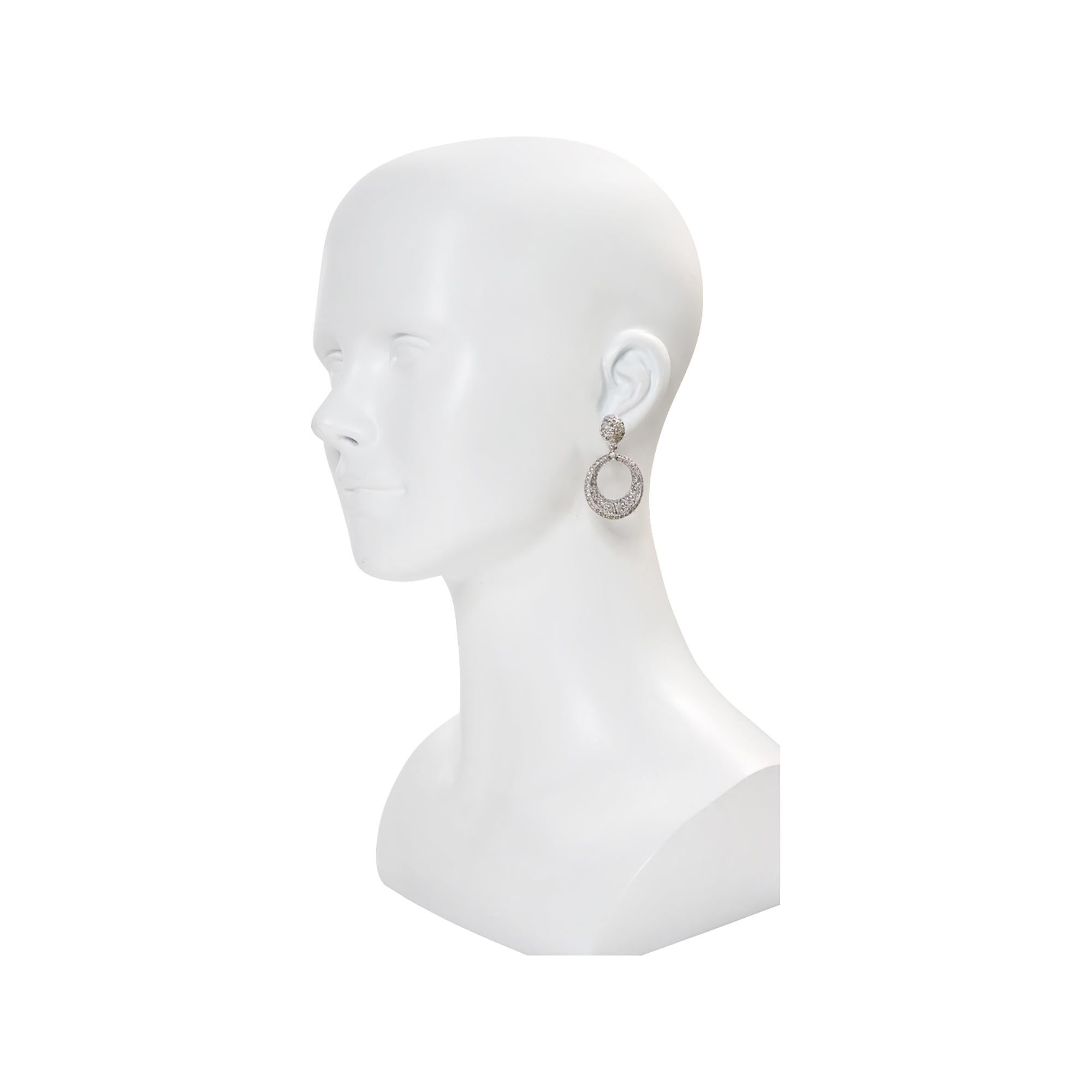 Femenino o masculino Pendientes de aro con pavé vintage en tono plateado Circa años 80 en venta