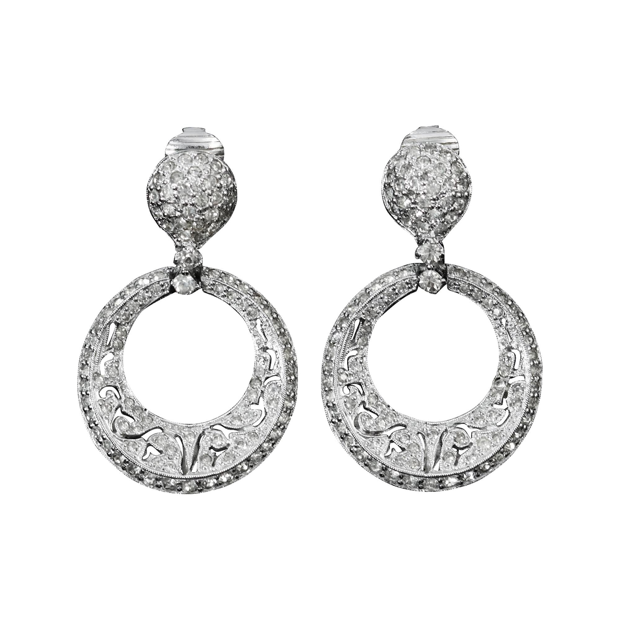 Pendientes de aro con pavé vintage en tono plateado Circa años 80 en venta 2