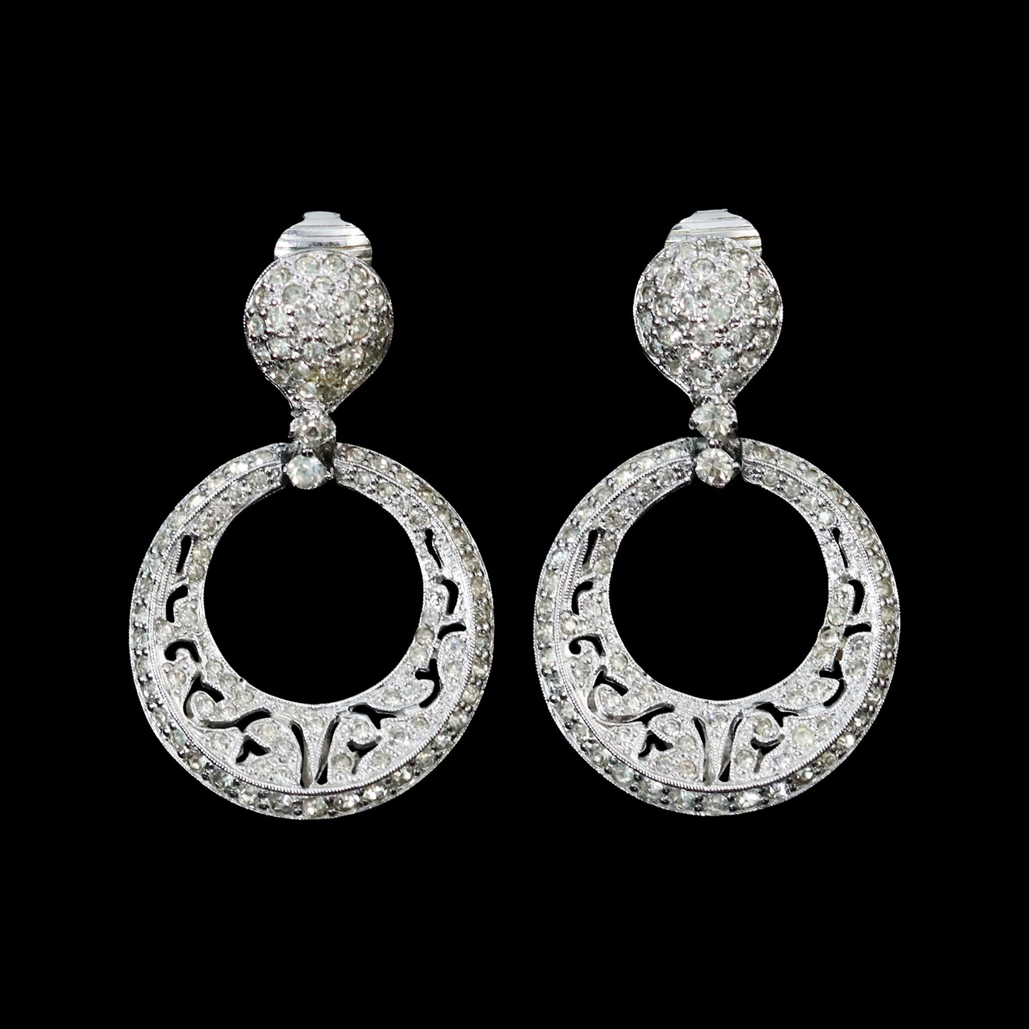 Pendientes de aro con pavé vintage en tono plateado Circa años 80 en venta 3