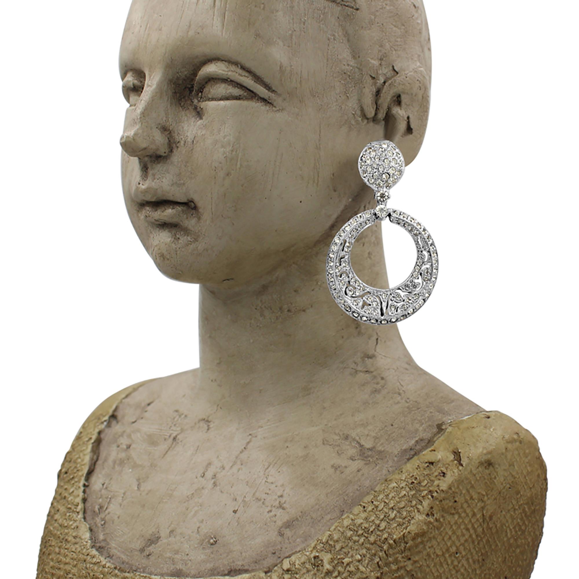 Pendientes de aro con pavé vintage en tono plateado Circa años 80 en venta 1