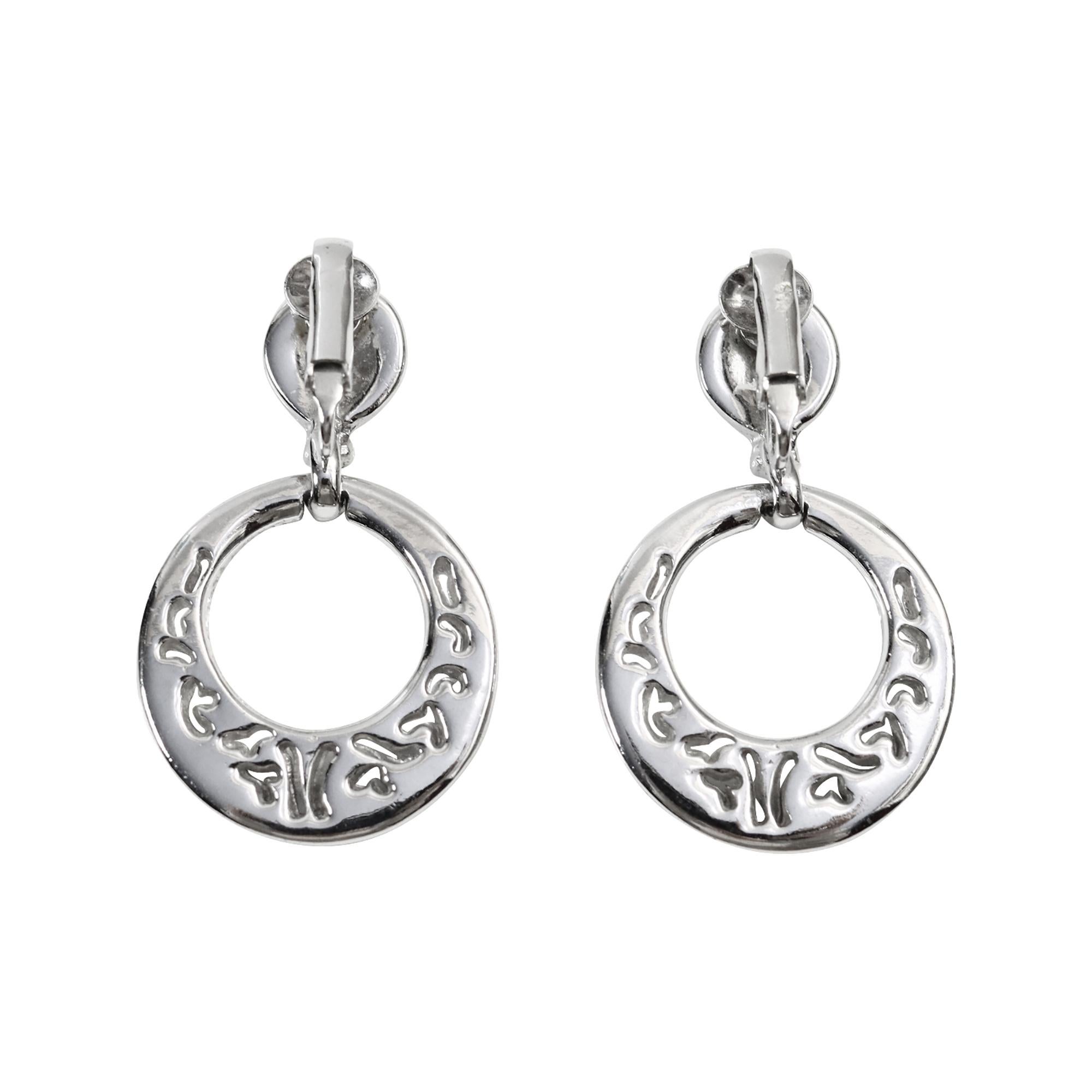 Pendientes de aro con pavé vintage en tono plateado Circa años 80 en venta 4