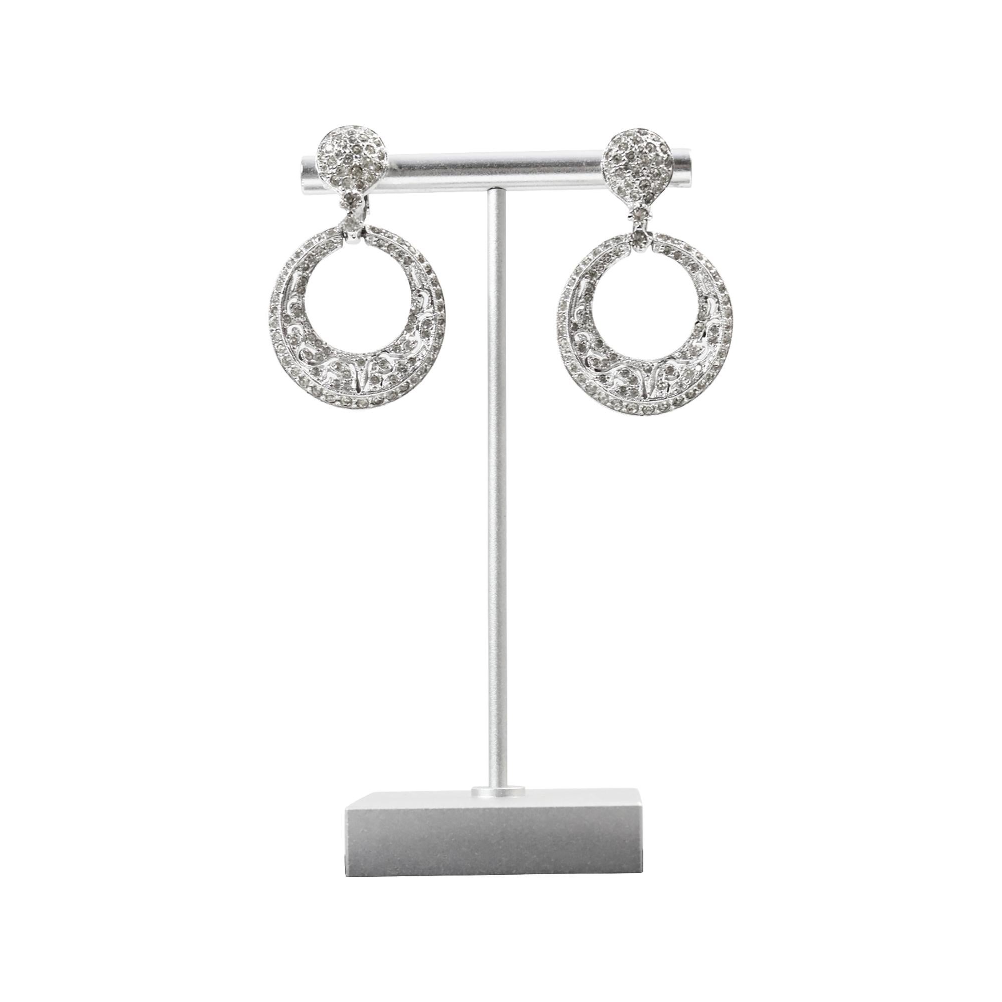 Pendientes de aro con pavé vintage en tono plateado Circa años 80 en venta 5