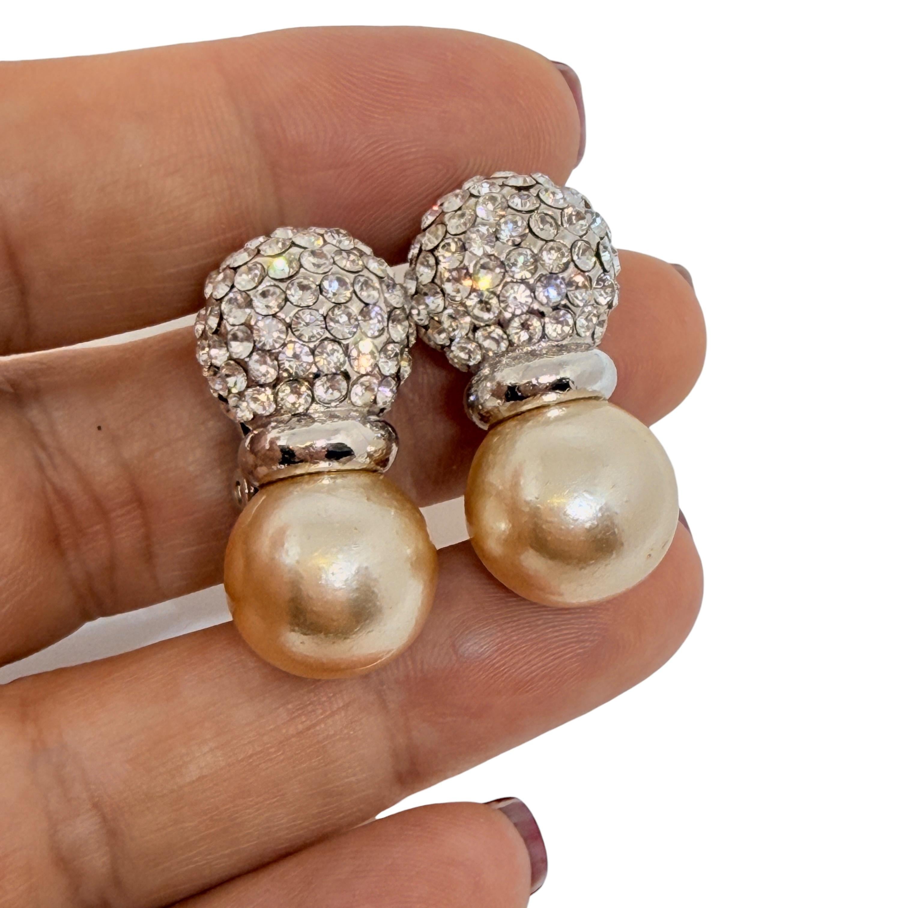 DETAILS

- • ohne Vorzeichen

- • silberfarben mit Kunststeinen

- • Vintage-Designer-Ohrringe
 

MASSNAHMEN  

- • 

CONDIT

- •  sehr guter Vintage-Zustand mit minimalen Gebrauchsspuren 

 Sku 53

❤️❤️   VINTAGE-DESIGNER-SCHMUCK   ❤️❤️

❤️❤️ 