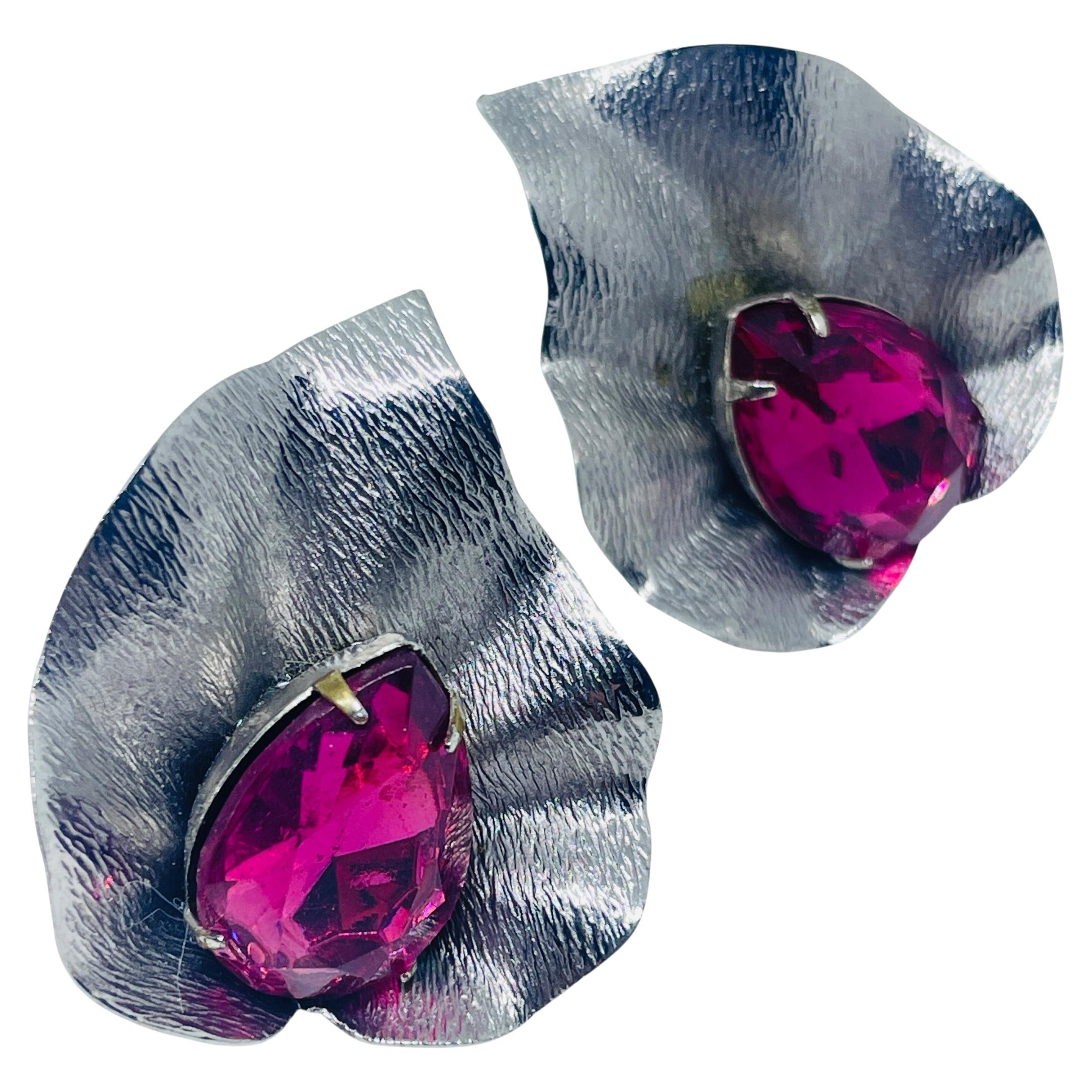 Orecchini a clip d
epoca in vetro rosa argentato con foglia di vetro