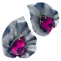 Orecchini a clip d
epoca in vetro rosa argentato con foglia di vetro