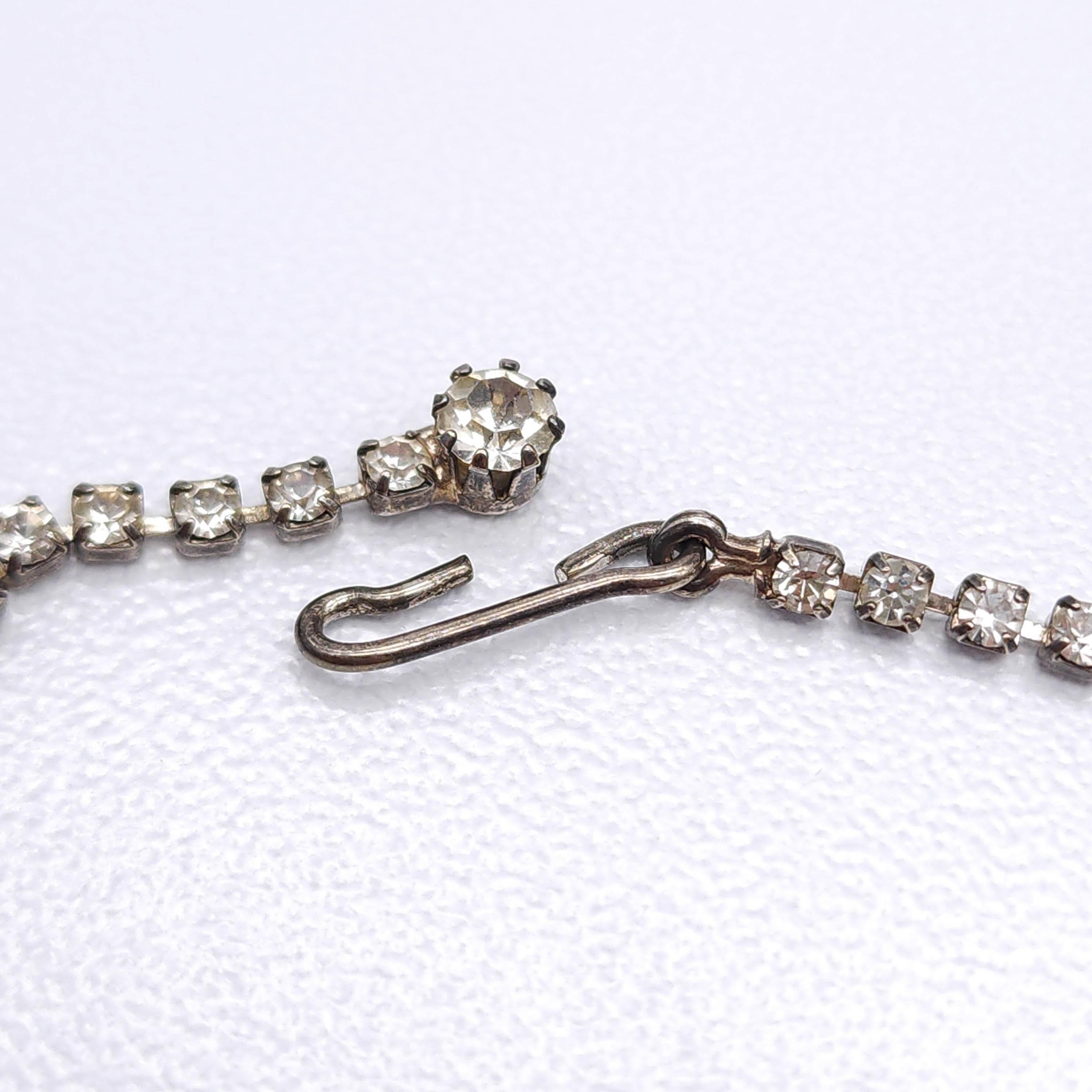 Vintage Silver-Tone Rhinestone Bib Necklace w Cascading Design, Silver Tone In Excellent Condition For Sale In Milford, DE