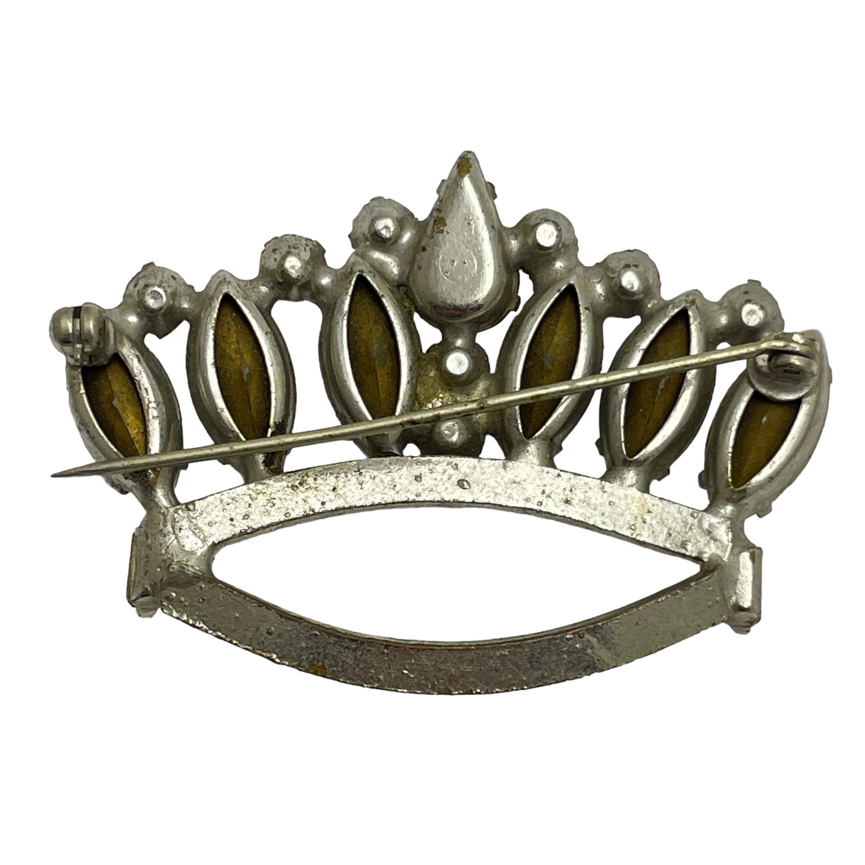 Vintage silver tone rhinestone crown designer brooch In Good Condition For Sale In Palos Hills, IL